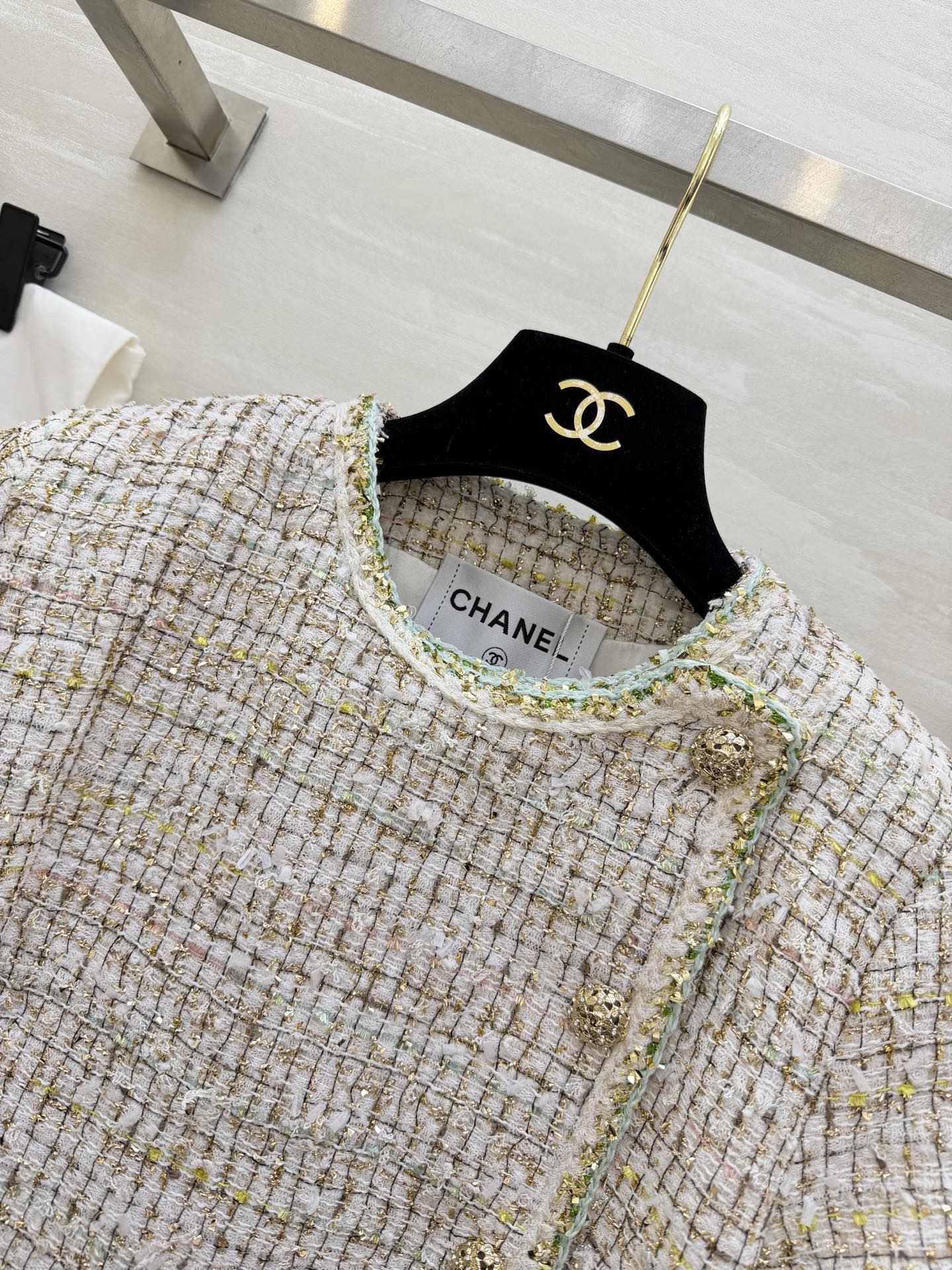 #Chane♡²⁶C度假系列 宝石点缀编织花呢上衣 将法式优雅与意式浪漫融合 🎨色彩丰富 晕染出意大利夏