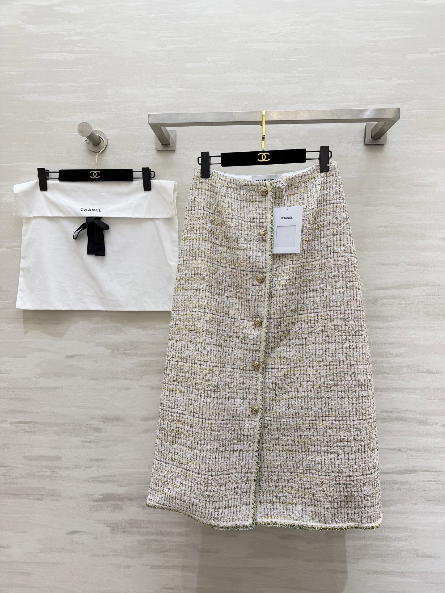 #Chane♡²⁶C度假系列 宝石点缀编织花呢半裙 将法式优雅与意式浪漫融合 🎨色彩丰富 晕染出意大利夏