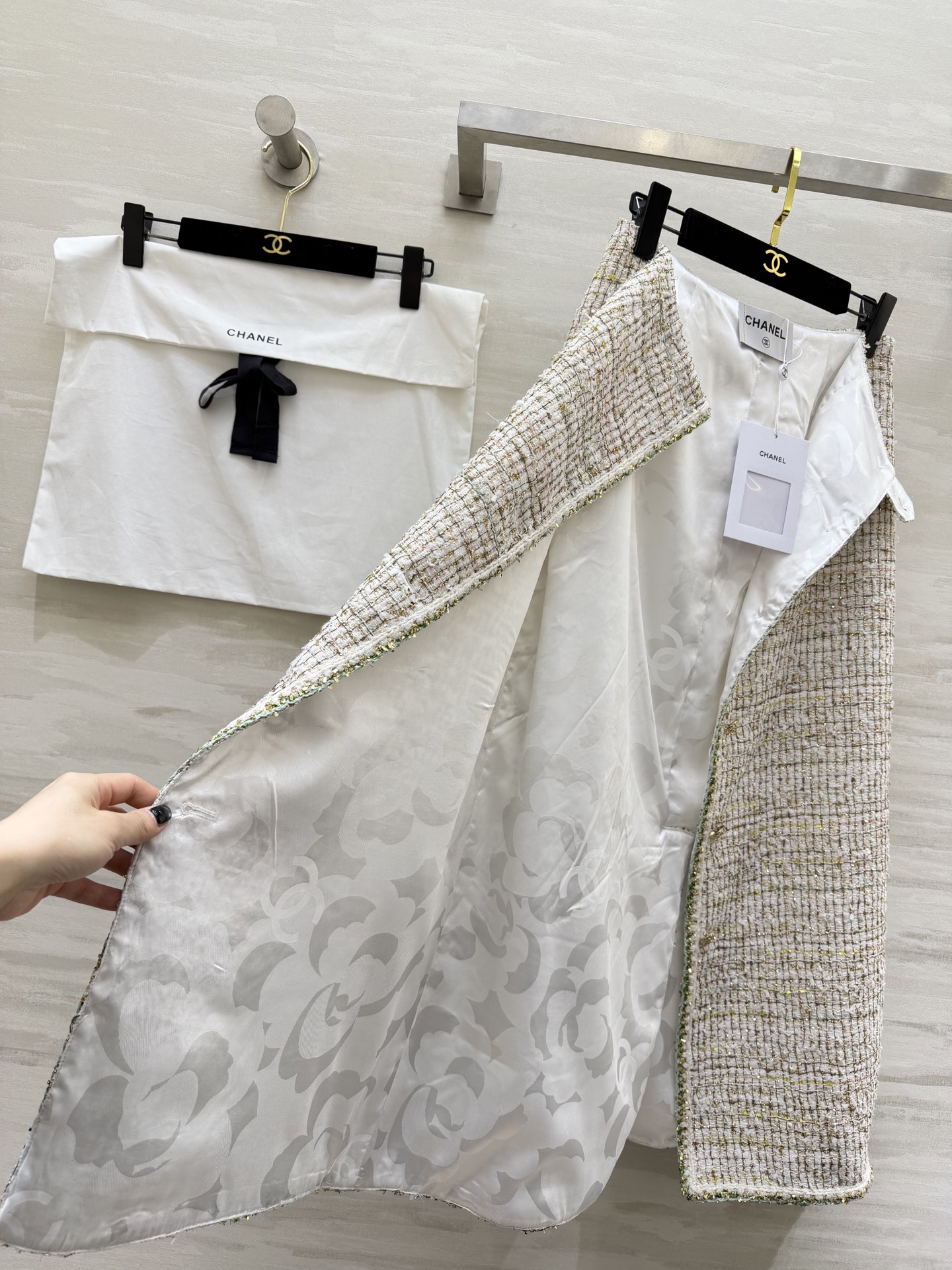 #Chane♡²⁶C度假系列 宝石点缀编织花呢半裙 将法式优雅与意式浪漫融合 🎨色彩丰富 晕染出意大利夏