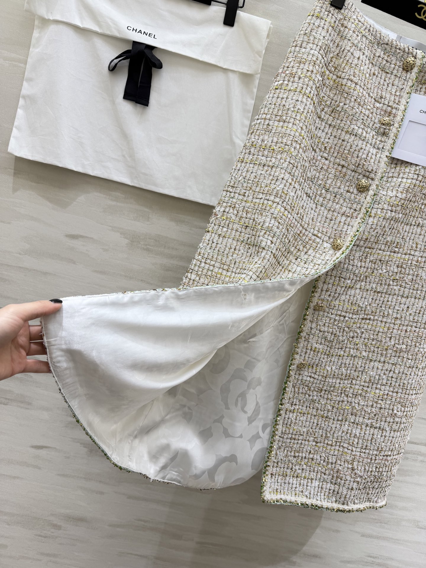 #Chane♡²⁶C度假系列 宝石点缀编织花呢半裙 将法式优雅与意式浪漫融合 🎨色彩丰富 晕染出意大利夏