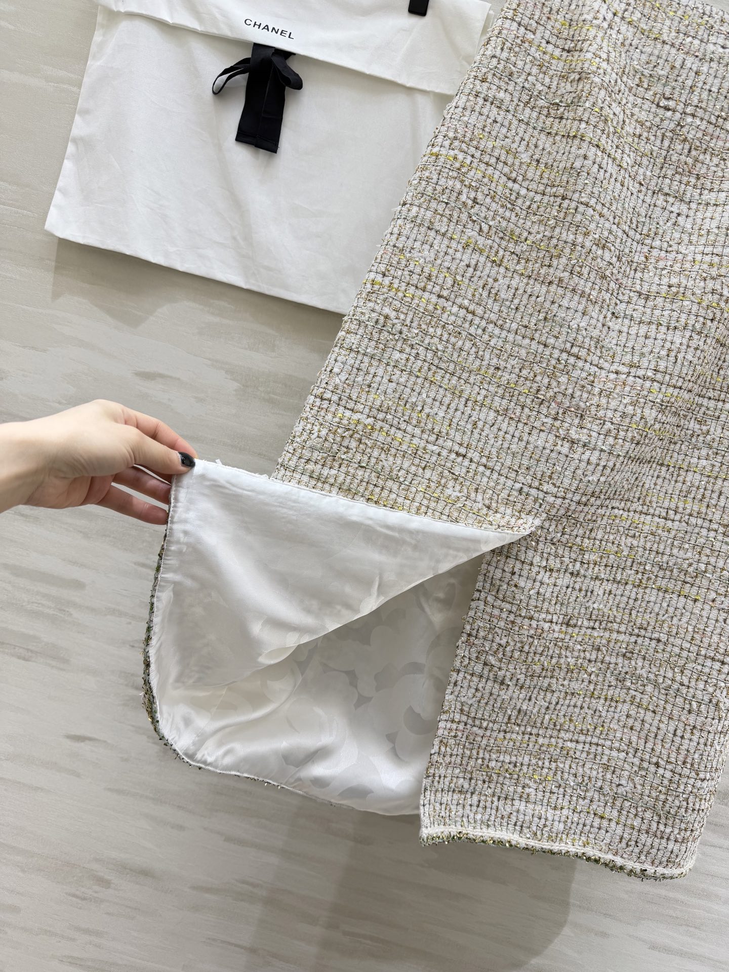 #Chane♡²⁶C度假系列 宝石点缀编织花呢半裙 将法式优雅与意式浪漫融合 🎨色彩丰富 晕染出意大利夏