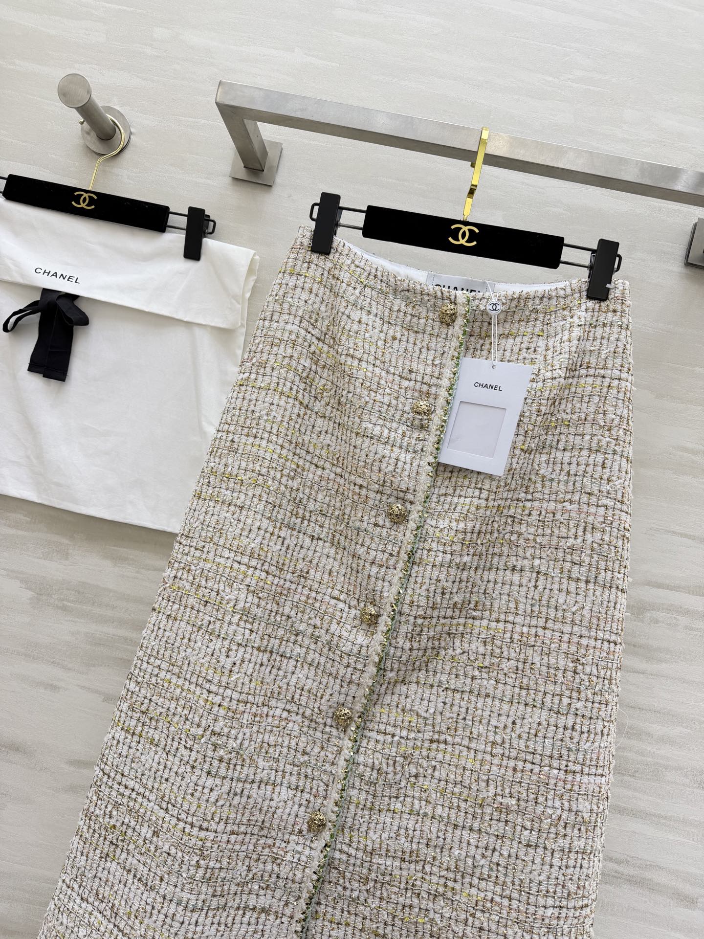 #Chane♡²⁶C度假系列 宝石点缀编织花呢半裙 将法式优雅与意式浪漫融合 🎨色彩丰富 晕染出意大利夏