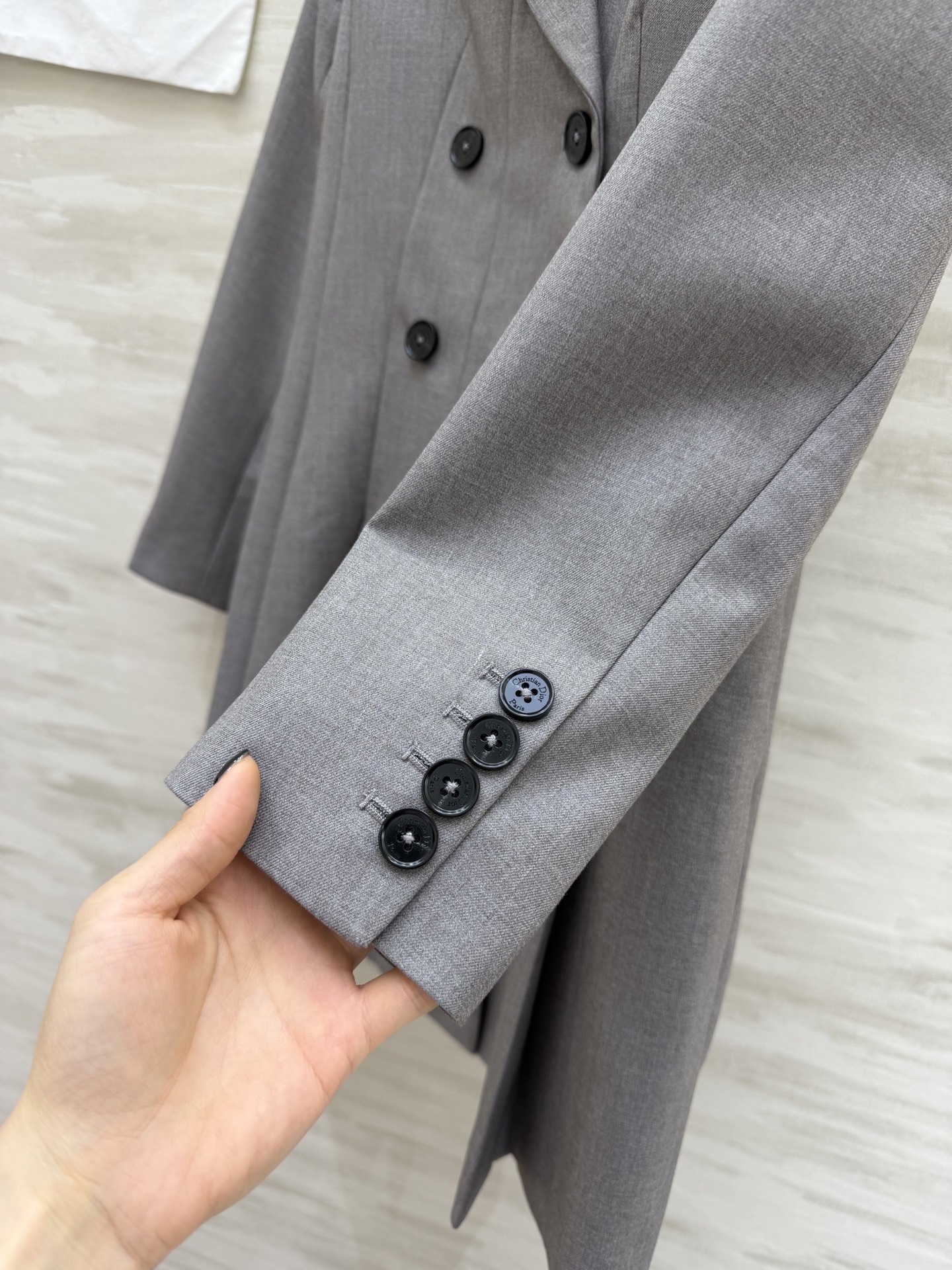 #Dio♡²⁶新款西装式连衣裙 利落剪裁 × 百褶裙摆西装裙的高级感 藏在每一处剪裁里 灰调温柔 黑调利