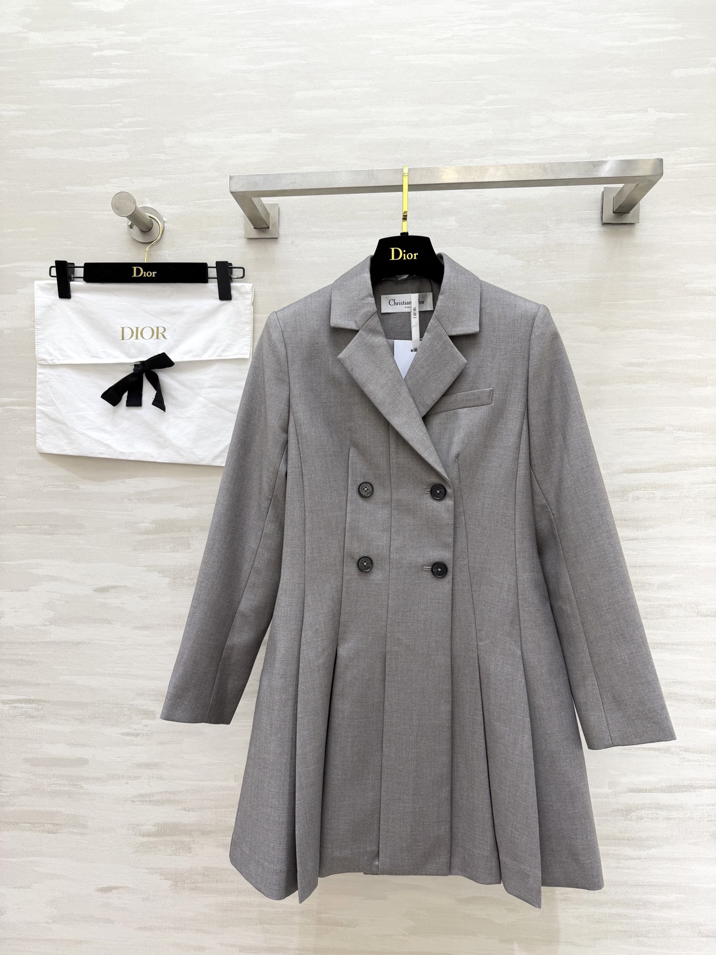 #Dio♡²⁶新款西装式连衣裙 利落剪裁 × 百褶裙摆西装裙的高级感 藏在每一处剪裁里 灰调温柔 黑调利