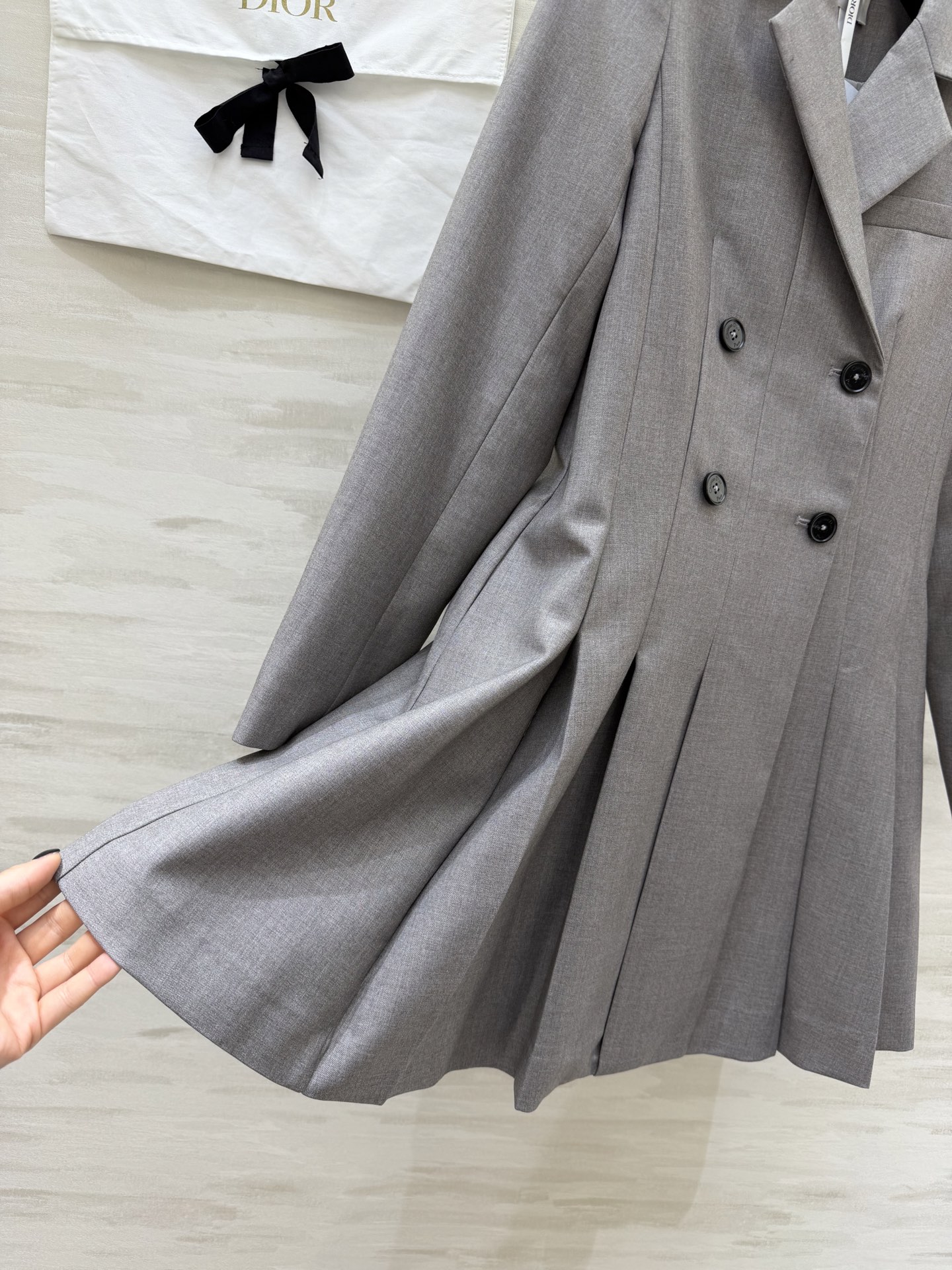 #Dio♡²⁶新款西装式连衣裙 利落剪裁 × 百褶裙摆西装裙的高级感 藏在每一处剪裁里 灰调温柔 黑调利