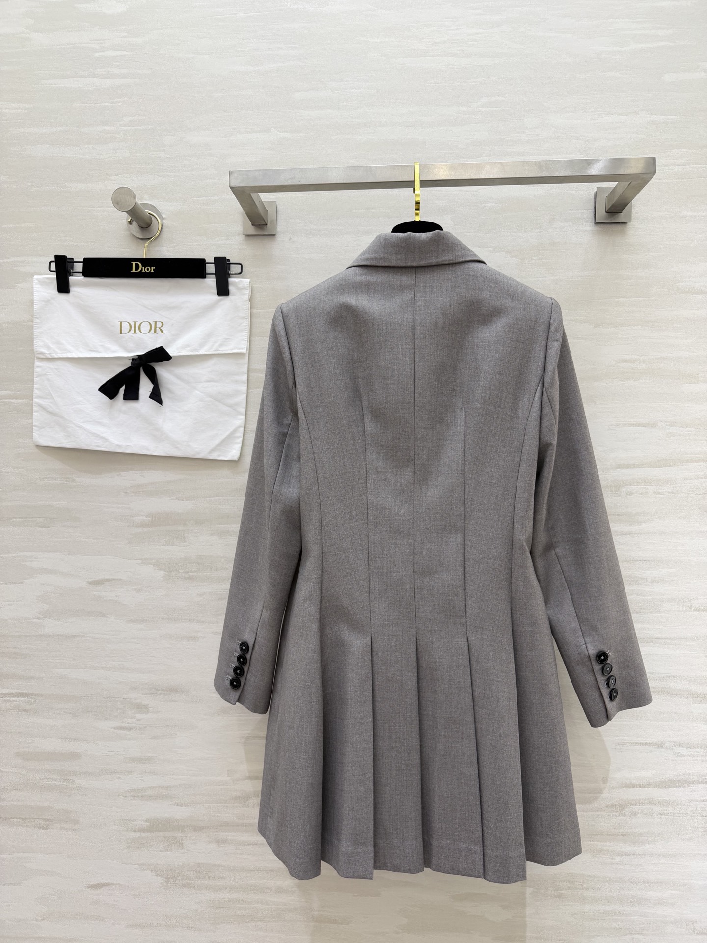 #Dio♡²⁶新款西装式连衣裙 利落剪裁 × 百褶裙摆西装裙的高级感 藏在每一处剪裁里 灰调温柔 黑调利