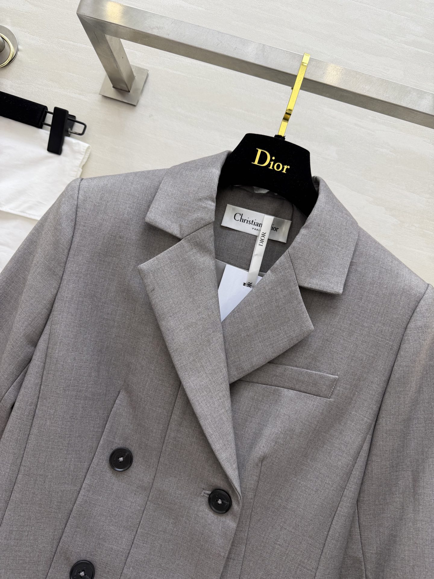 #Dio♡²⁶新款西装式连衣裙 利落剪裁 × 百褶裙摆西装裙的高级感 藏在每一处剪裁里 灰调温柔 黑调利