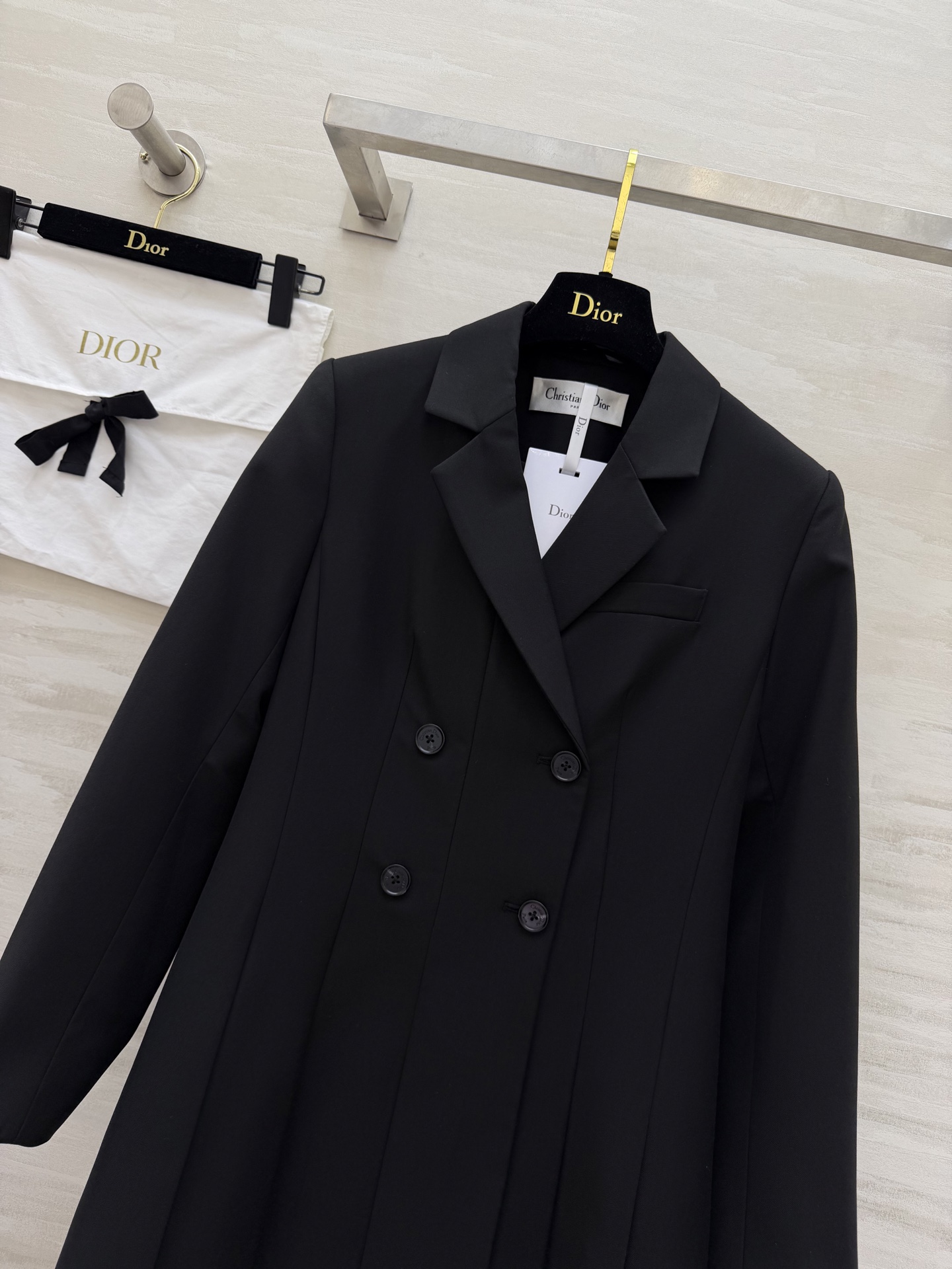 #Dio♡²⁶新款西装式连衣裙 利落剪裁 × 百褶裙摆西装裙的高级感 藏在每一处剪裁里 灰调温柔 黑调利