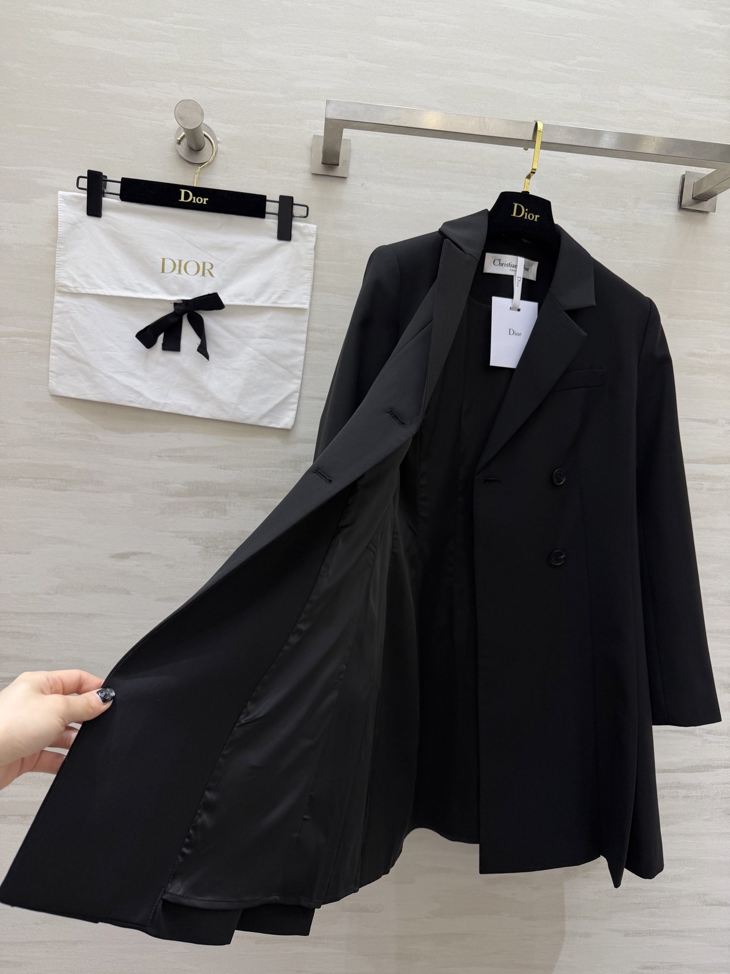 #Dio♡²⁶新款西装式连衣裙 利落剪裁 × 百褶裙摆西装裙的高级感 藏在每一处剪裁里 灰调温柔 黑调利