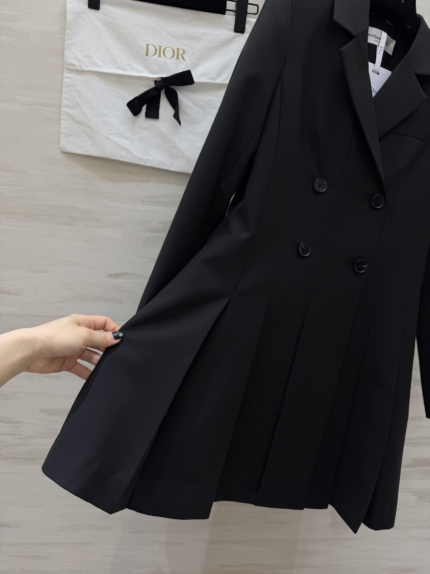 #Dio♡²⁶新款西装式连衣裙 利落剪裁 × 百褶裙摆西装裙的高级感 藏在每一处剪裁里 灰调温柔 黑调利