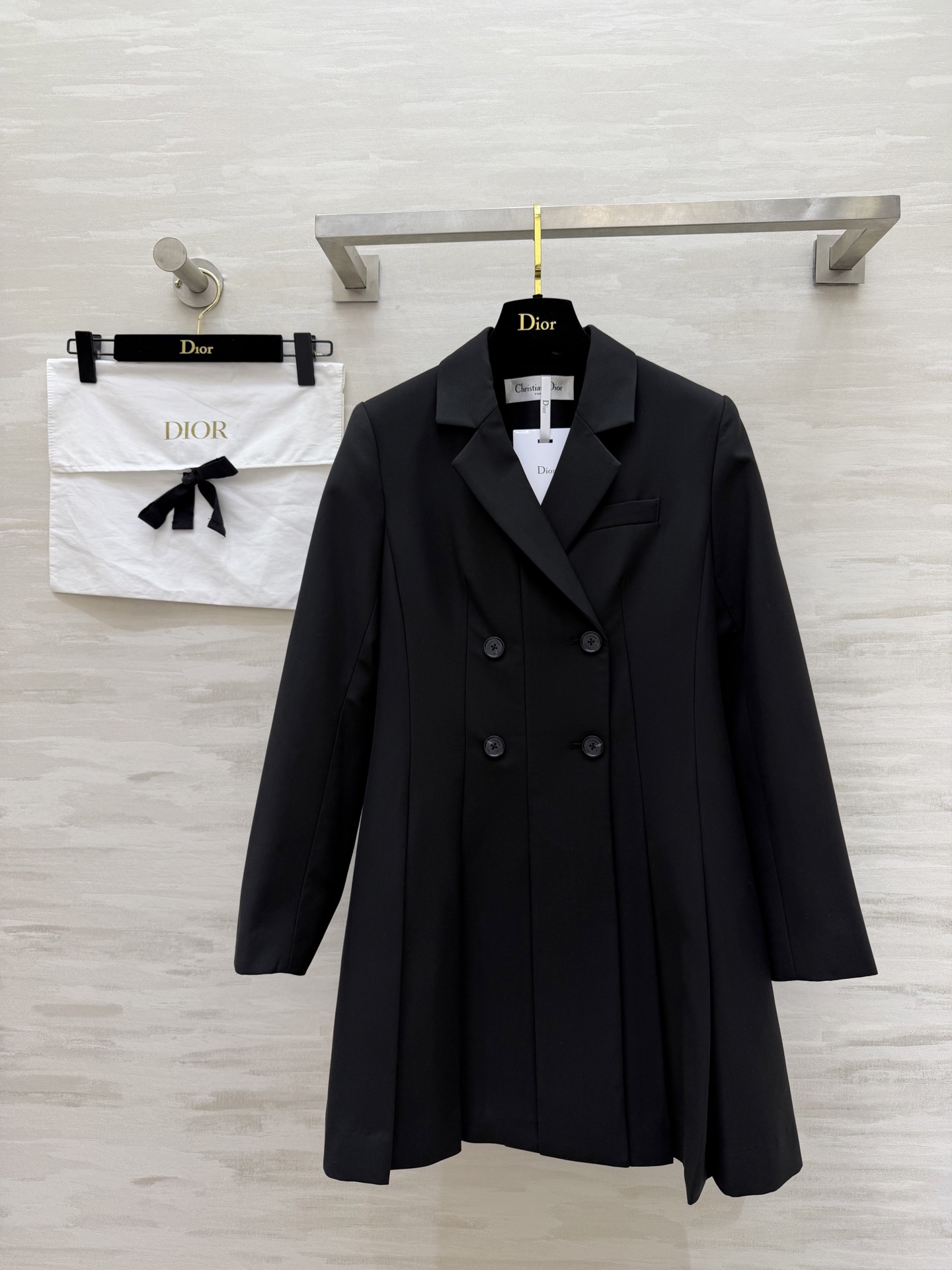 #Dio♡²⁶新款西装式连衣裙 利落剪裁 × 百褶裙摆西装裙的高级感 藏在每一处剪裁里 灰调温柔 黑调利