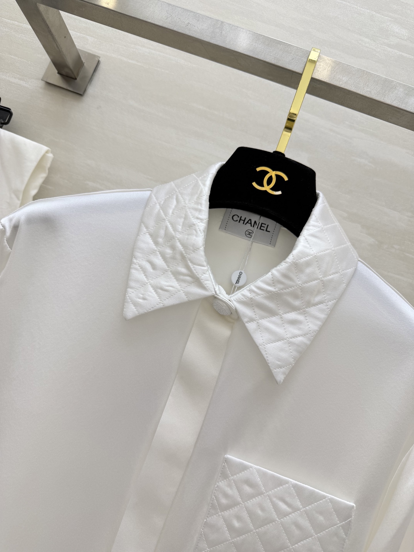 #Chane♡²⁶菱格纹真丝衬衫 经典黑白两色可选！真丝缎面质感自带柔光滤镜 菱格压纹细节+双C标识 把