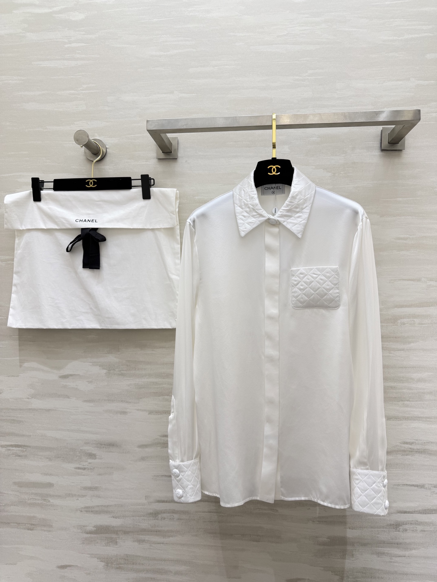 #Chane♡²⁶菱格纹真丝衬衫 经典黑白两色可选！真丝缎面质感自带柔光滤镜 菱格压纹细节+双C标识 把