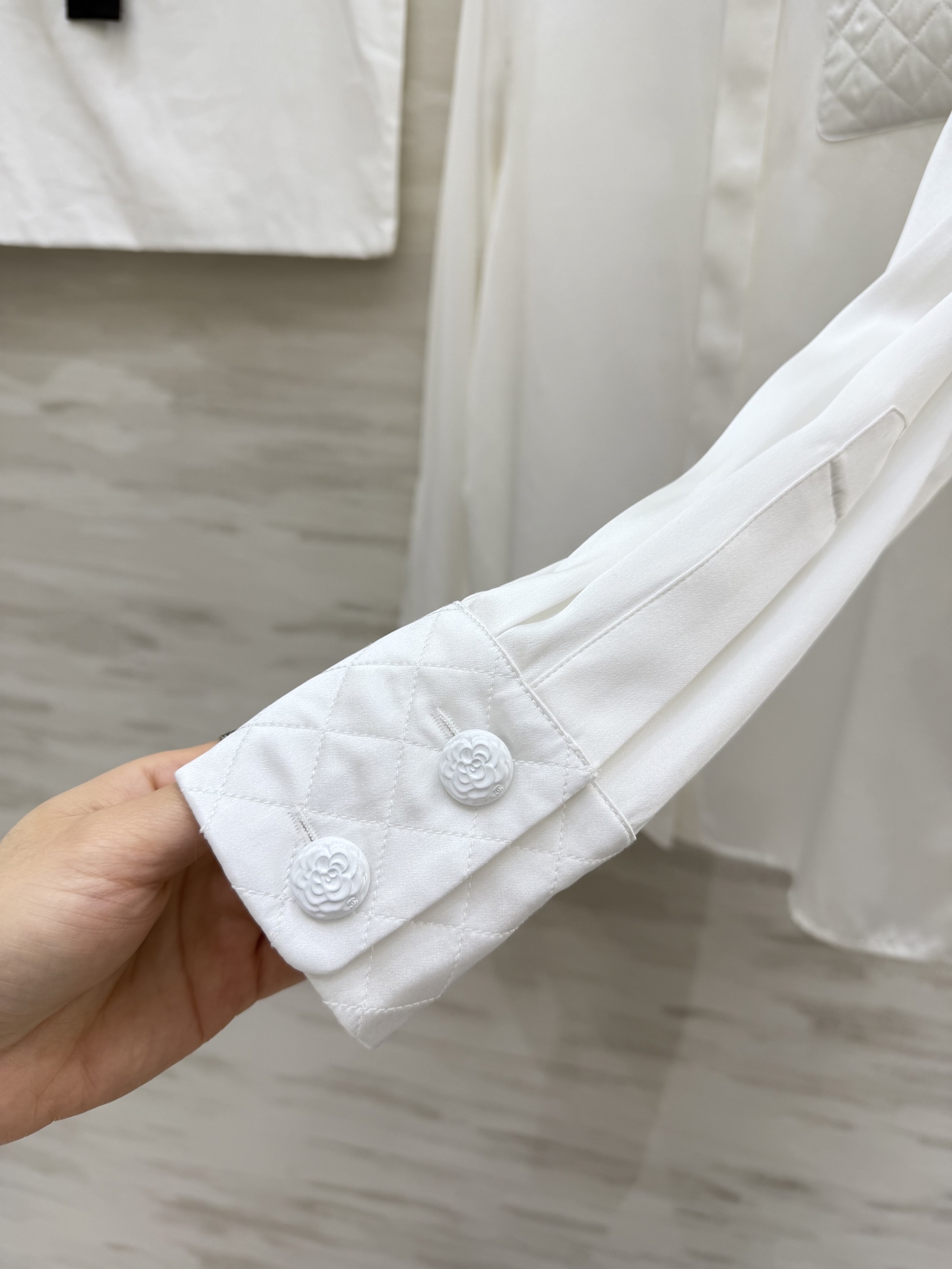 #Chane♡²⁶菱格纹真丝衬衫 经典黑白两色可选！真丝缎面质感自带柔光滤镜 菱格压纹细节+双C标识 把