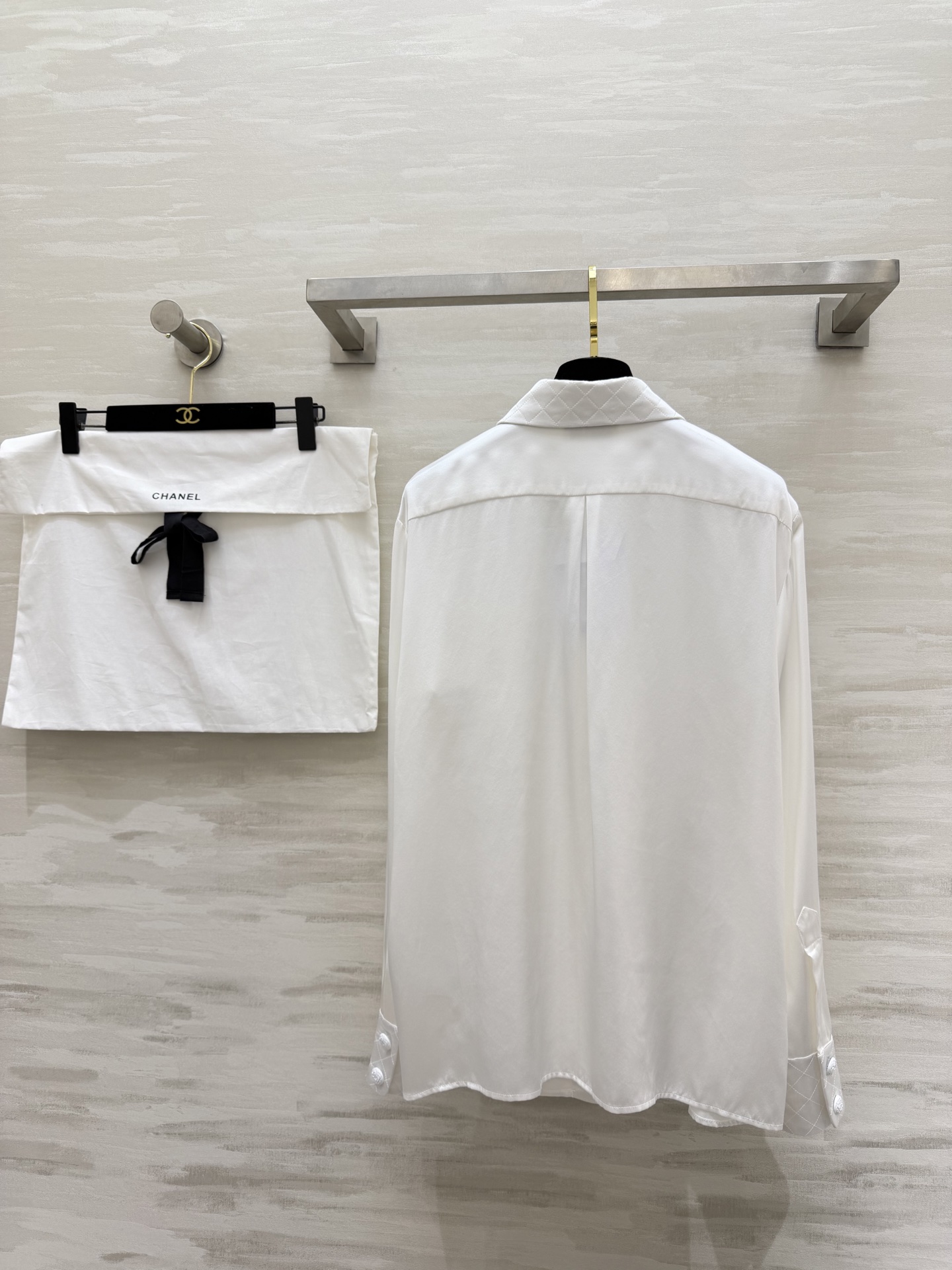 #Chane♡²⁶菱格纹真丝衬衫 经典黑白两色可选！真丝缎面质感自带柔光滤镜 菱格压纹细节+双C标识 把