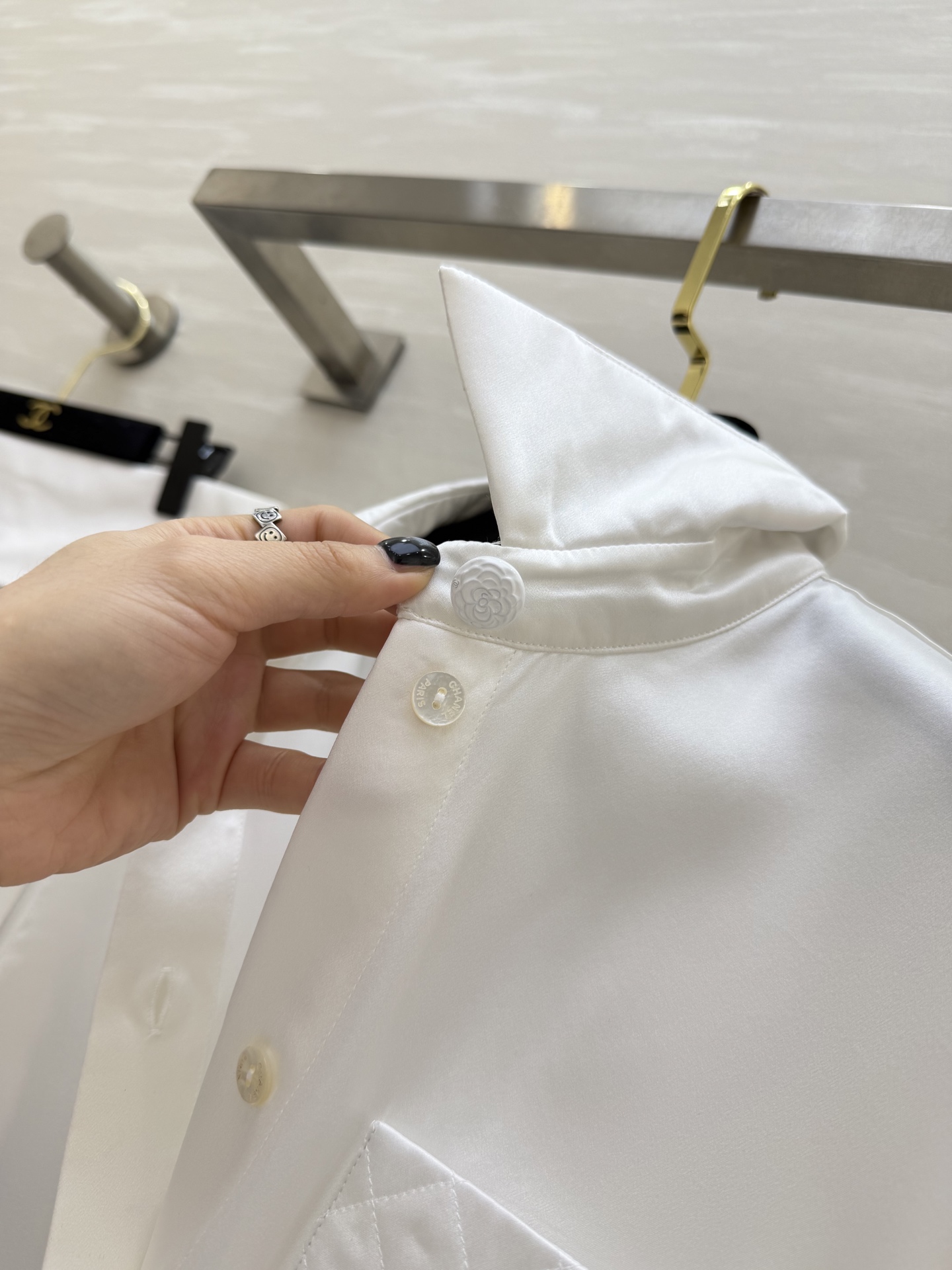 #Chane♡²⁶菱格纹真丝衬衫 经典黑白两色可选！真丝缎面质感自带柔光滤镜 菱格压纹细节+双C标识 把