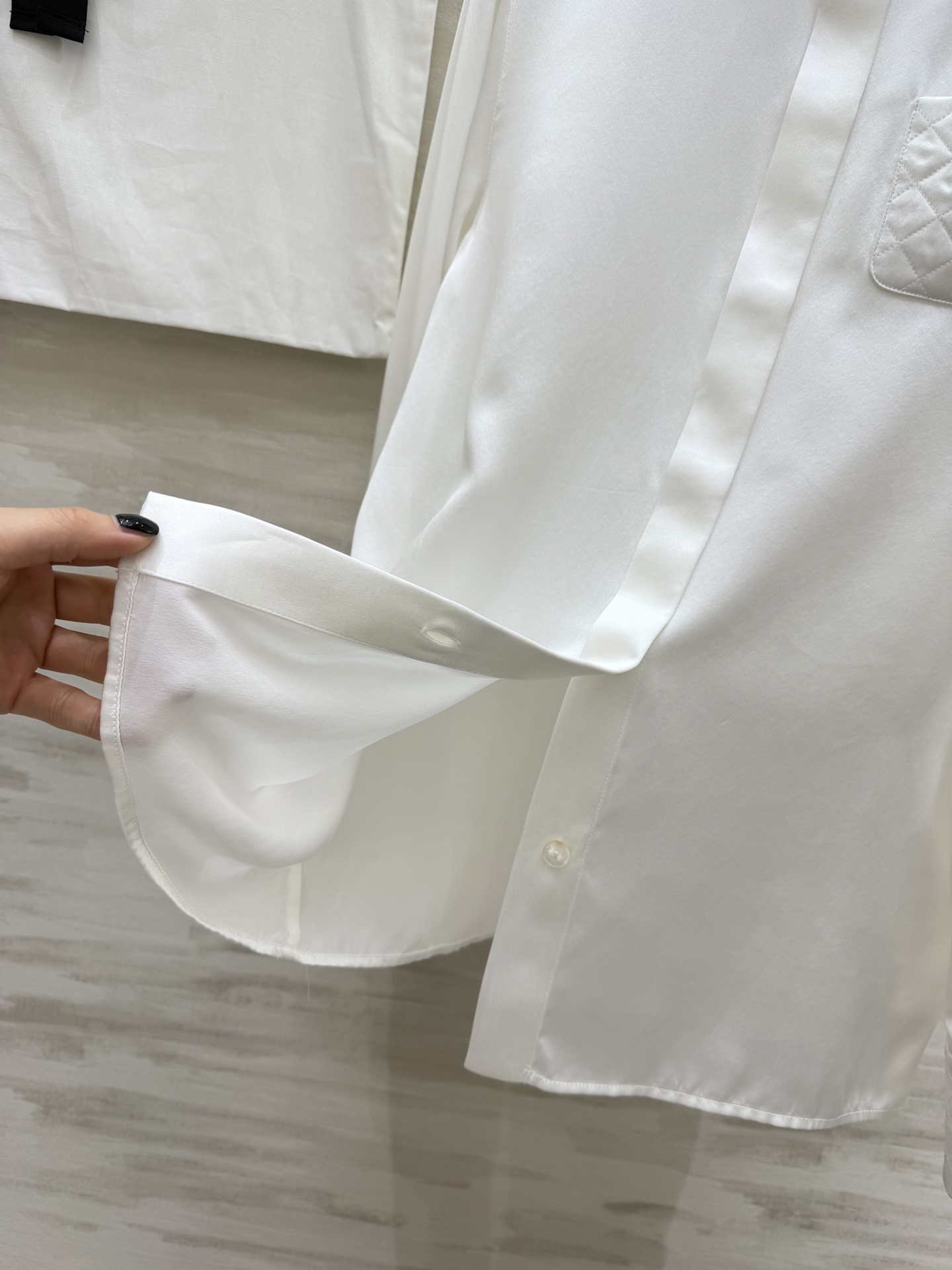 #Chane♡²⁶菱格纹真丝衬衫 经典黑白两色可选！真丝缎面质感自带柔光滤镜 菱格压纹细节+双C标识 把