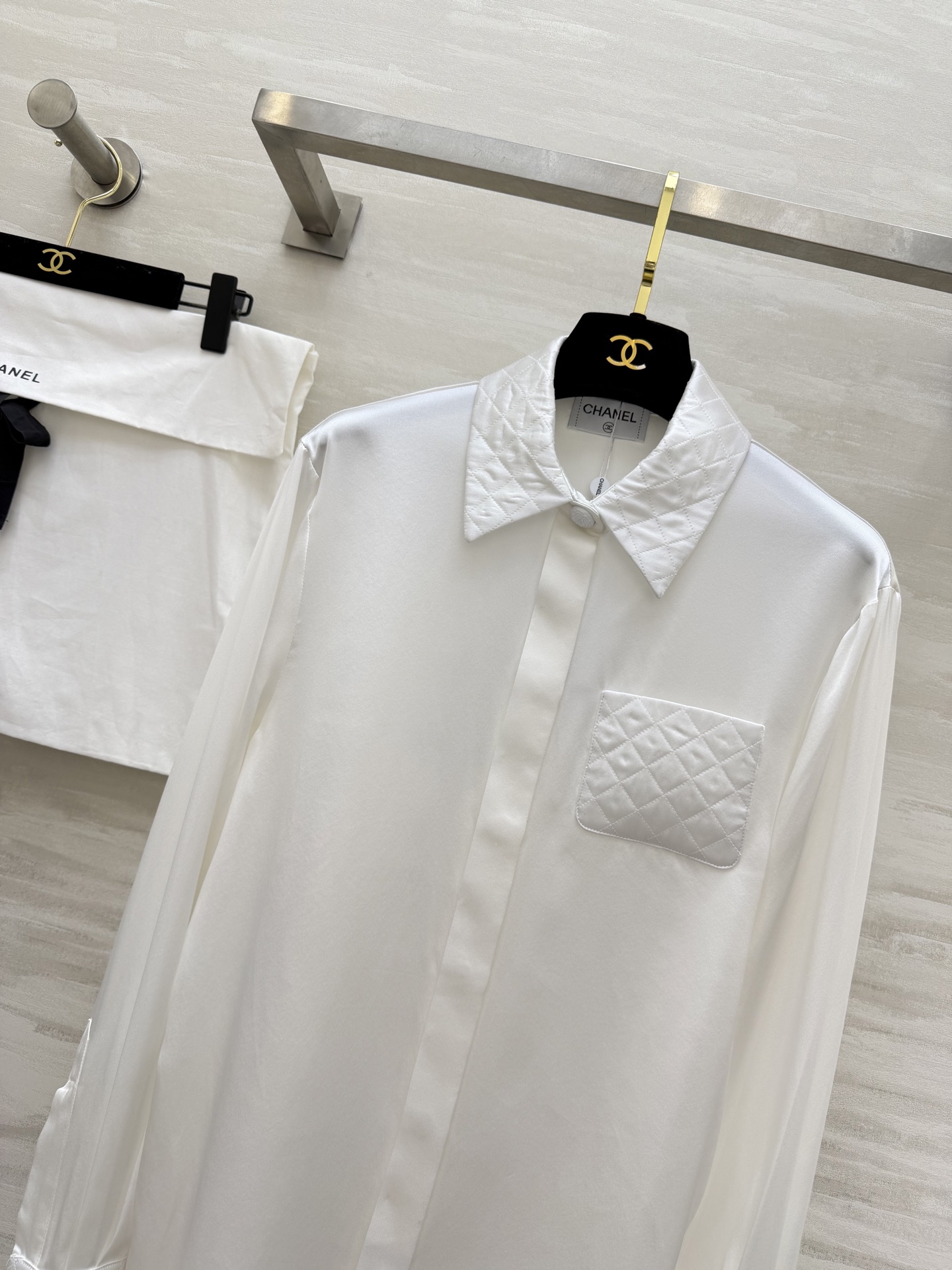 #Chane♡²⁶菱格纹真丝衬衫 经典黑白两色可选！真丝缎面质感自带柔光滤镜 菱格压纹细节+双C标识 把