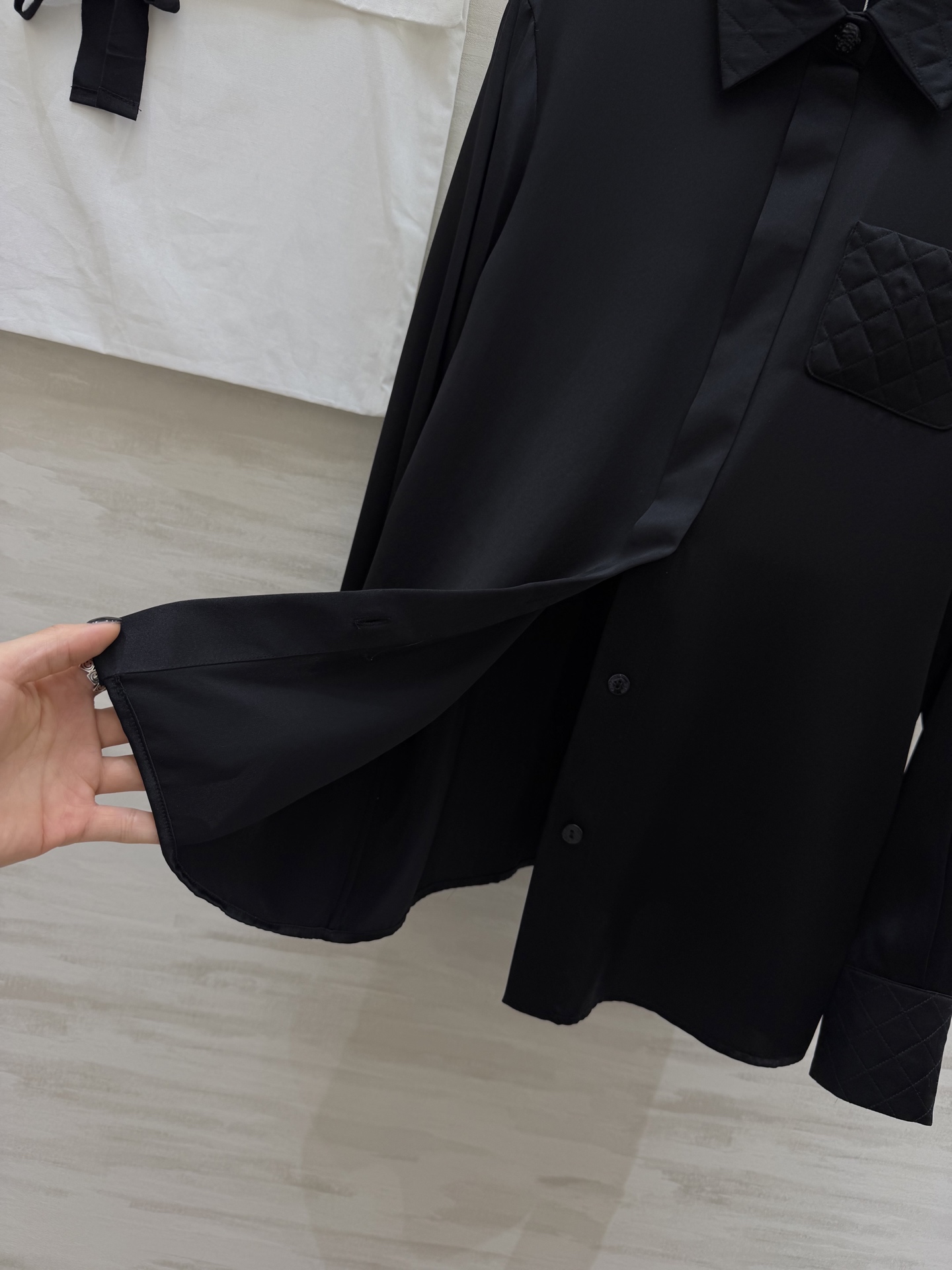 #Chane♡²⁶菱格纹真丝衬衫 经典黑白两色可选！真丝缎面质感自带柔光滤镜 菱格压纹细节+双C标识 把