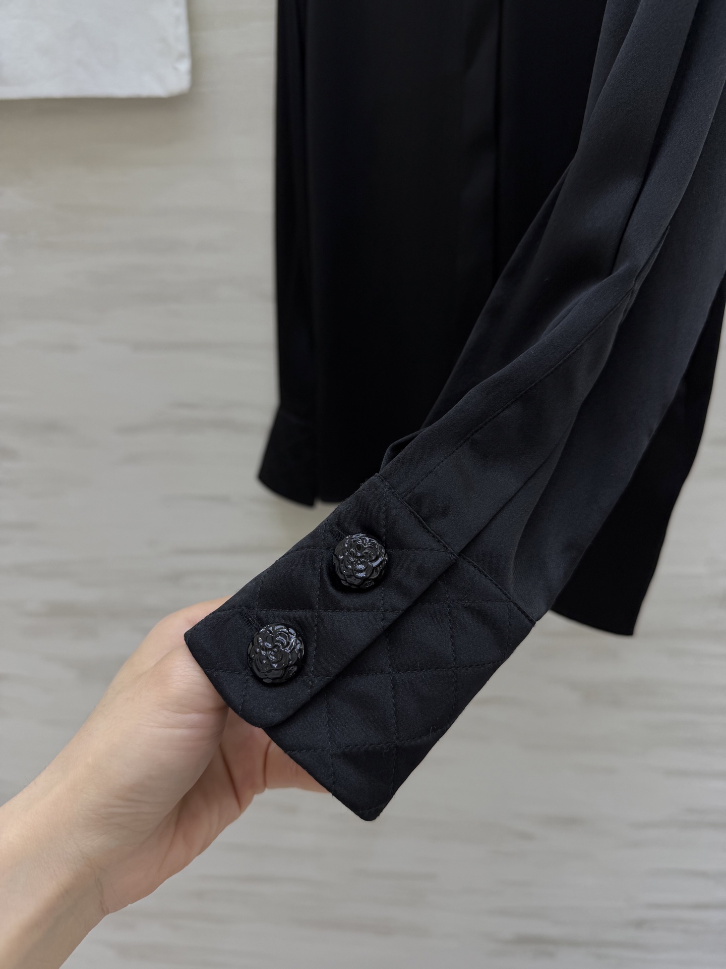 #Chane♡²⁶菱格纹真丝衬衫 经典黑白两色可选！真丝缎面质感自带柔光滤镜 菱格压纹细节+双C标识 把