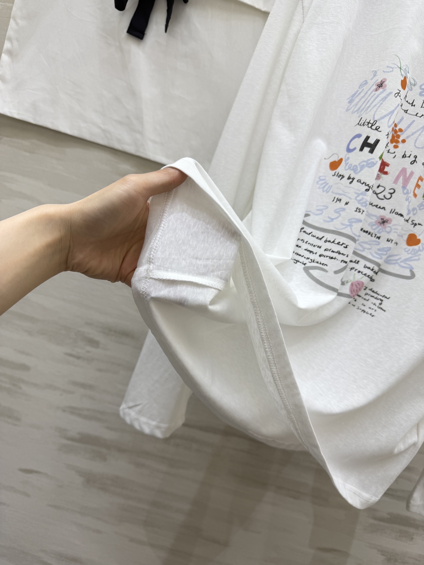 🔥 爆款预定！这件香风长袖Tee太绝了！手绘涂鸦设计，童趣又高级！彩色CHANEL字母+草莓小花，细节拉