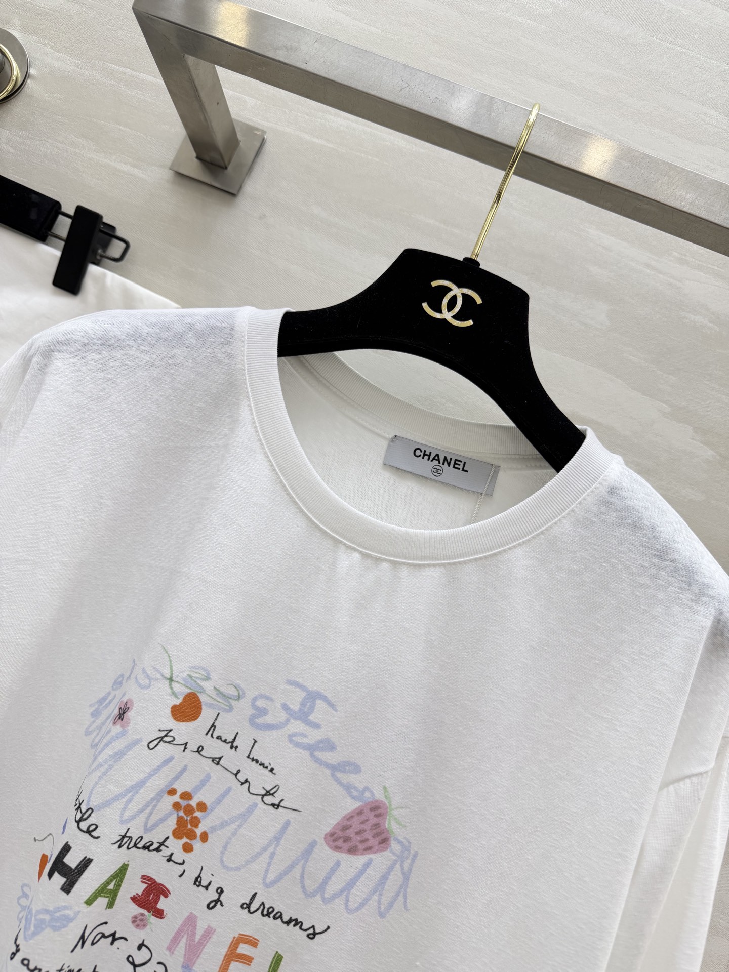 🔥 爆款预定！这件香风长袖Tee太绝了！手绘涂鸦设计，童趣又高级！彩色CHANEL字母+草莓小花，细节拉