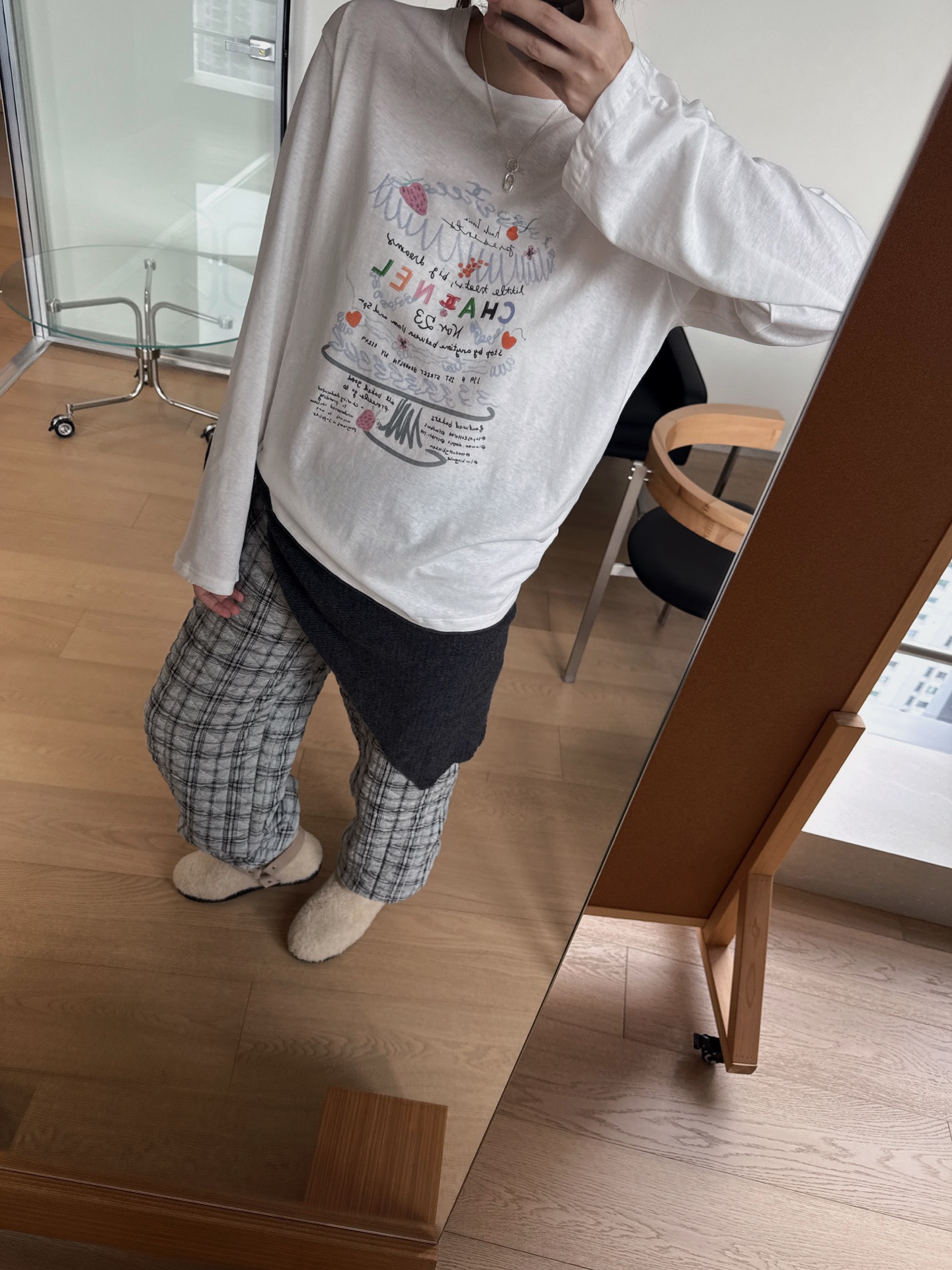 🔥 爆款预定！这件香风长袖Tee太绝了！手绘涂鸦设计，童趣又高级！彩色CHANEL字母+草莓小花，细节拉