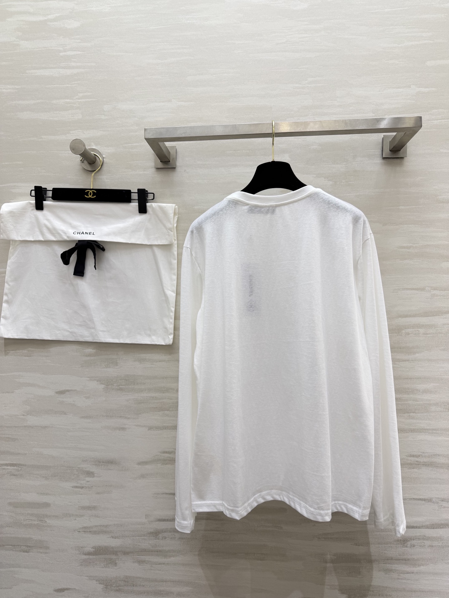 🔥 爆款预定！这件香风长袖Tee太绝了！手绘涂鸦设计，童趣又高级！彩色CHANEL字母+草莓小花，细节拉