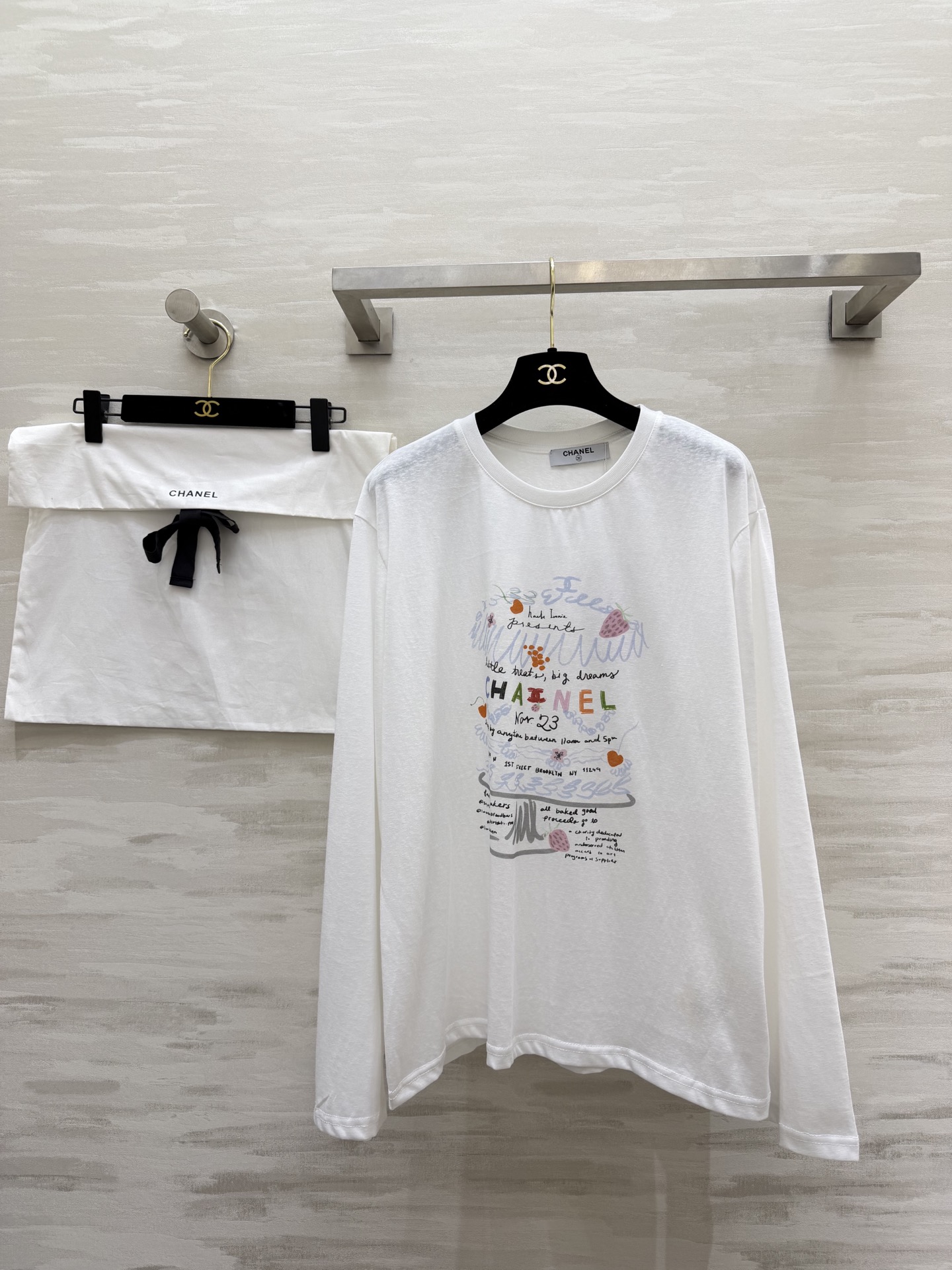 🔥 爆款预定！这件香风长袖Tee太绝了！手绘涂鸦设计，童趣又高级！彩色CHANEL字母+草莓小花，细节拉