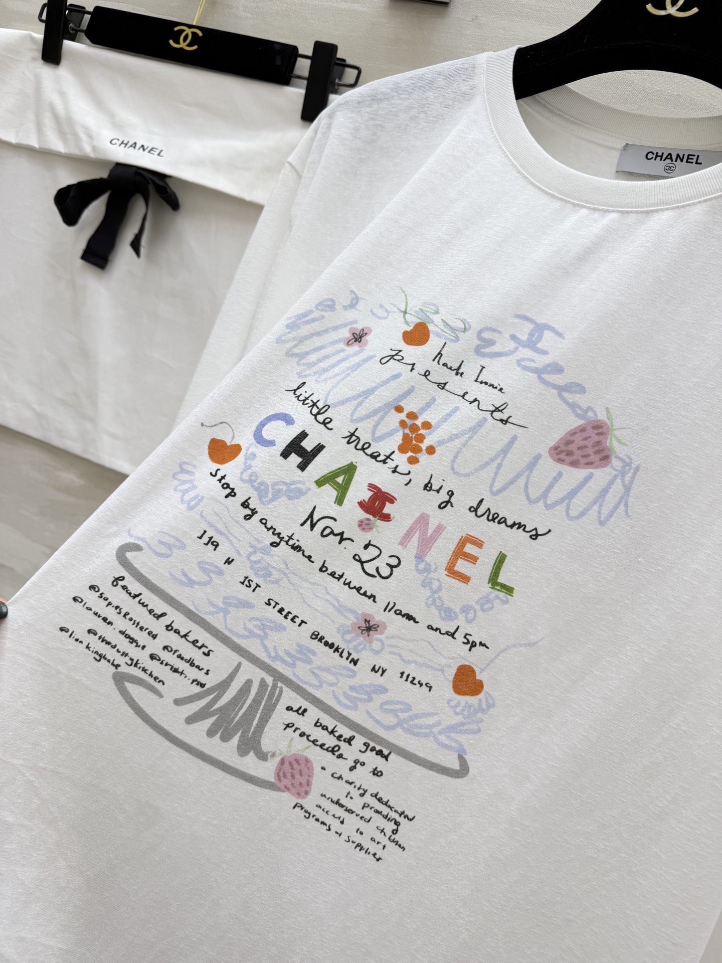 🔥 爆款预定！这件香风长袖Tee太绝了！手绘涂鸦设计，童趣又高级！彩色CHANEL字母+草莓小花，细节拉