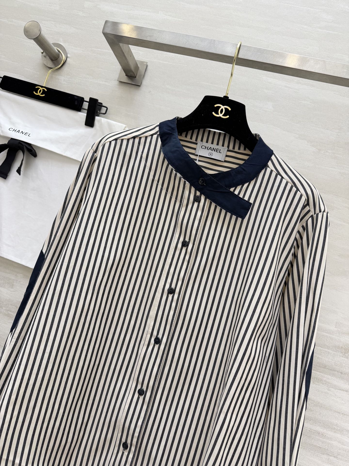 🖤 经典永不过时的条纹美学Chane♡²⁶撞色条纹衬衫不规则立领+黑边拼接，细节里藏着高级感宽松版型藏肉