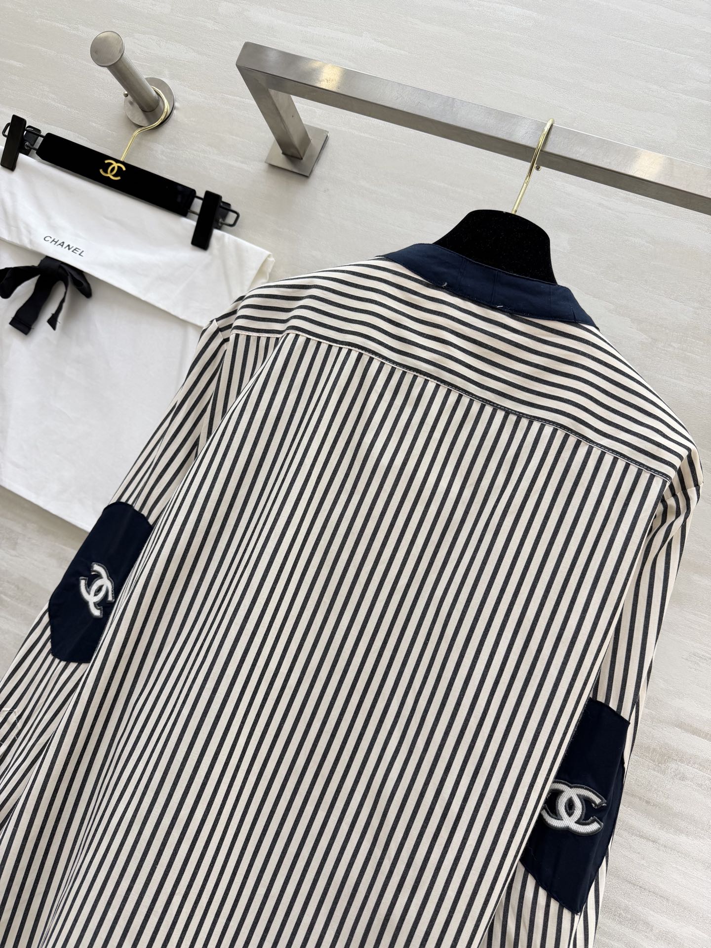 🖤 经典永不过时的条纹美学Chane♡²⁶撞色条纹衬衫不规则立领+黑边拼接，细节里藏着高级感宽松版型藏肉