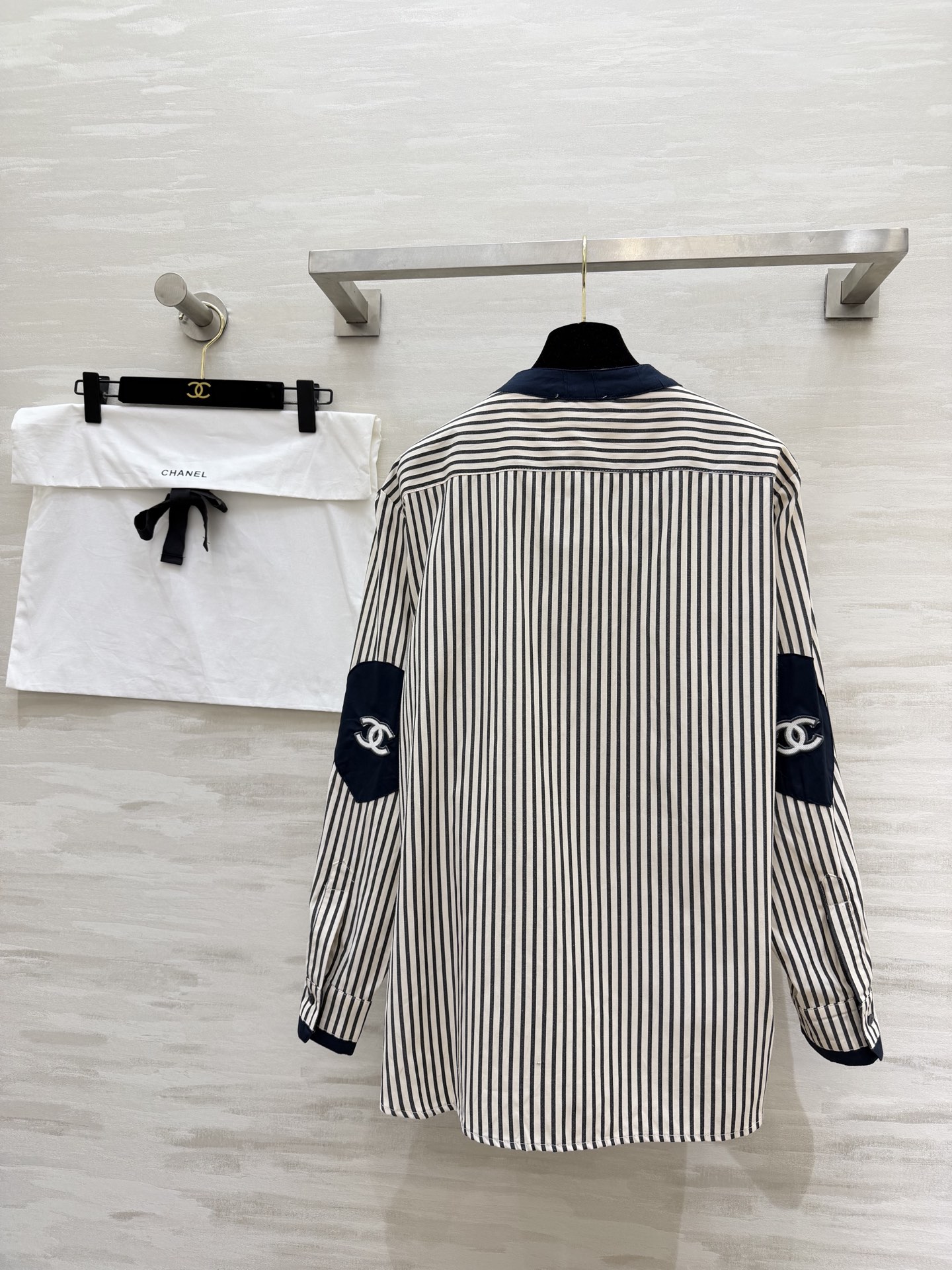 🖤 经典永不过时的条纹美学Chane♡²⁶撞色条纹衬衫不规则立领+黑边拼接，细节里藏着高级感宽松版型藏肉