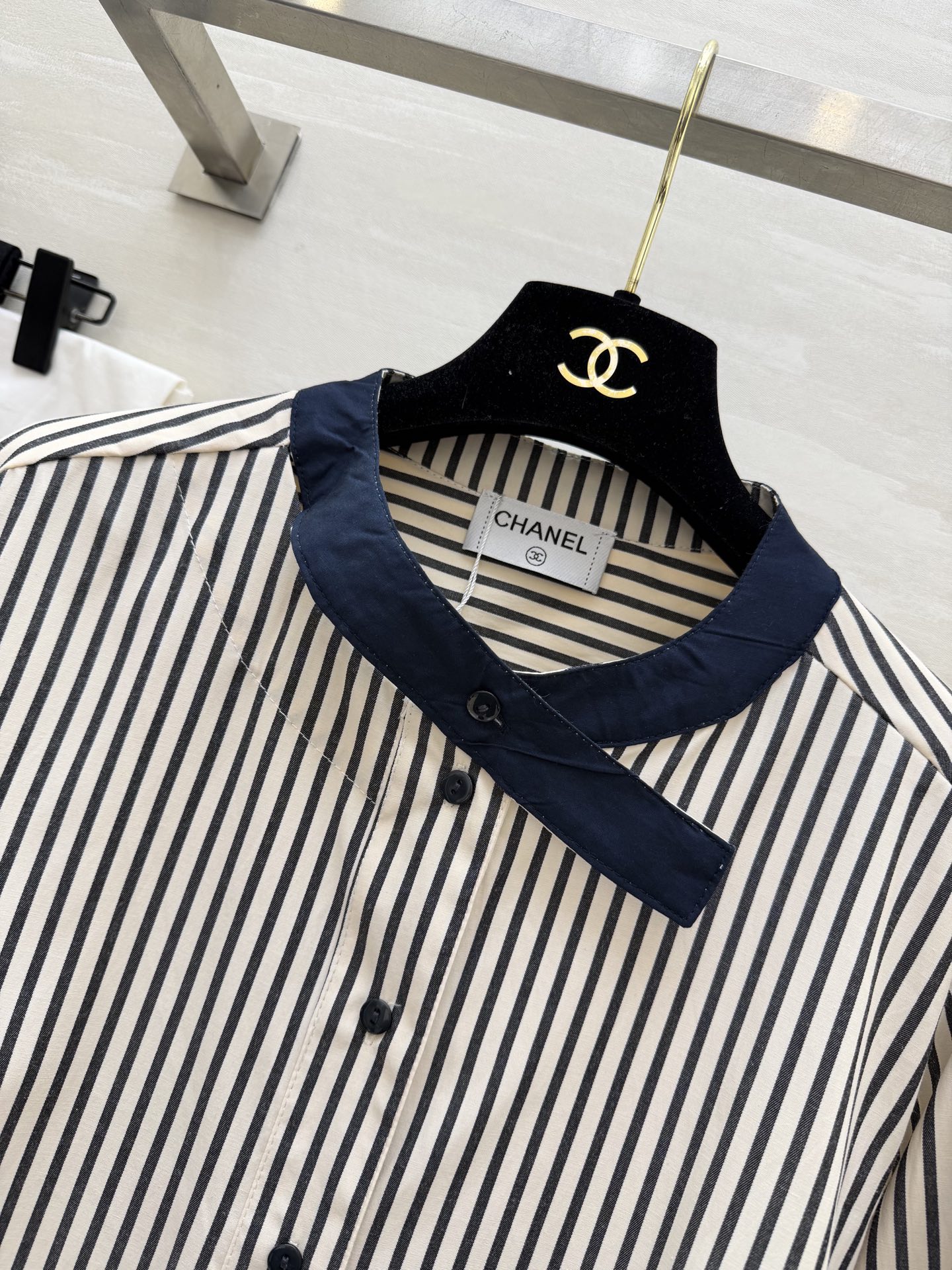 🖤 经典永不过时的条纹美学Chane♡²⁶撞色条纹衬衫不规则立领+黑边拼接，细节里藏着高级感宽松版型藏肉