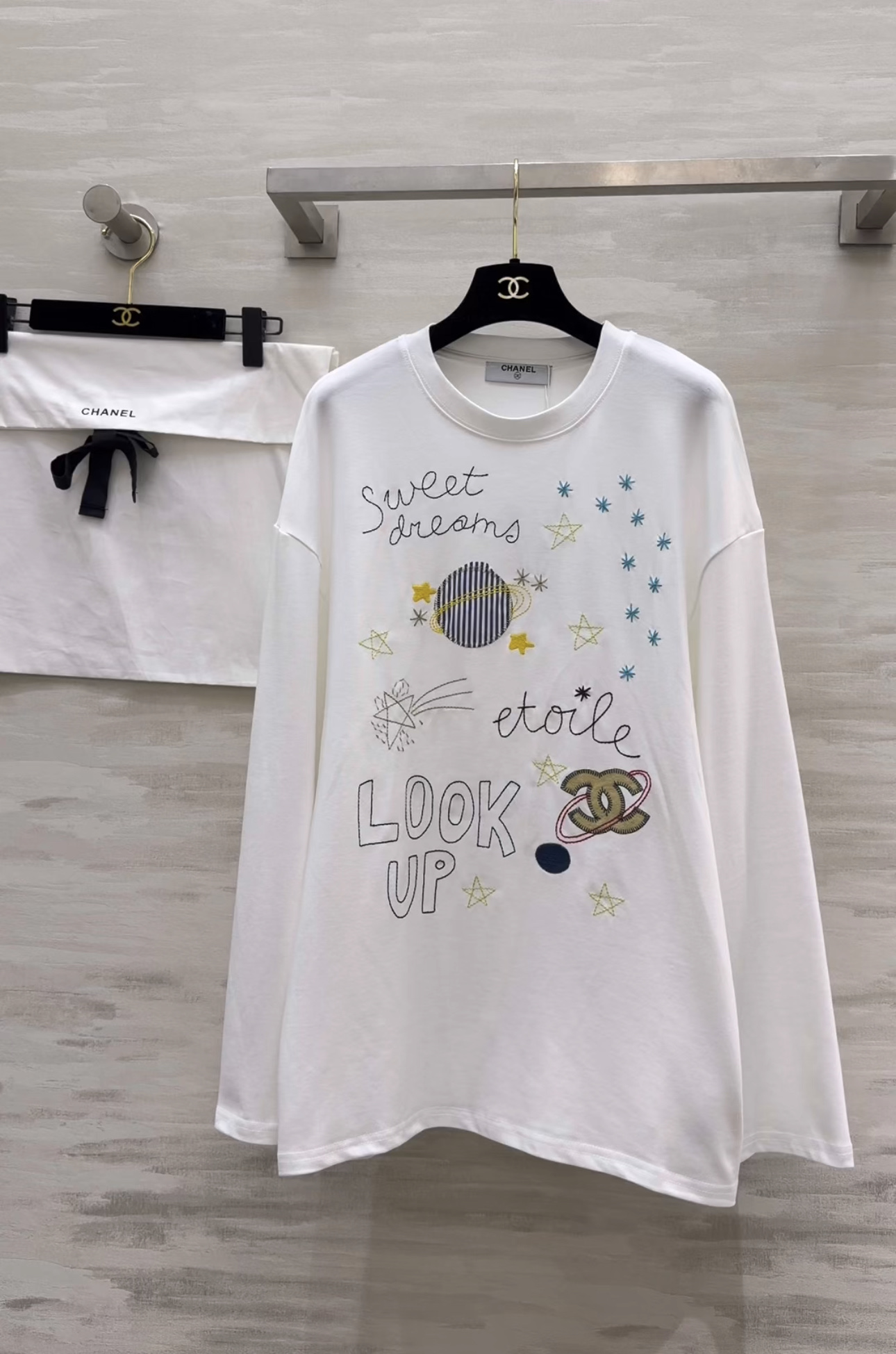 ✨ 把星空和温柔穿在身上#Chane♡²⁶星空刺绣长袖Tee软fufu纯棉面料，贴肤又透气手绘感星球、星
