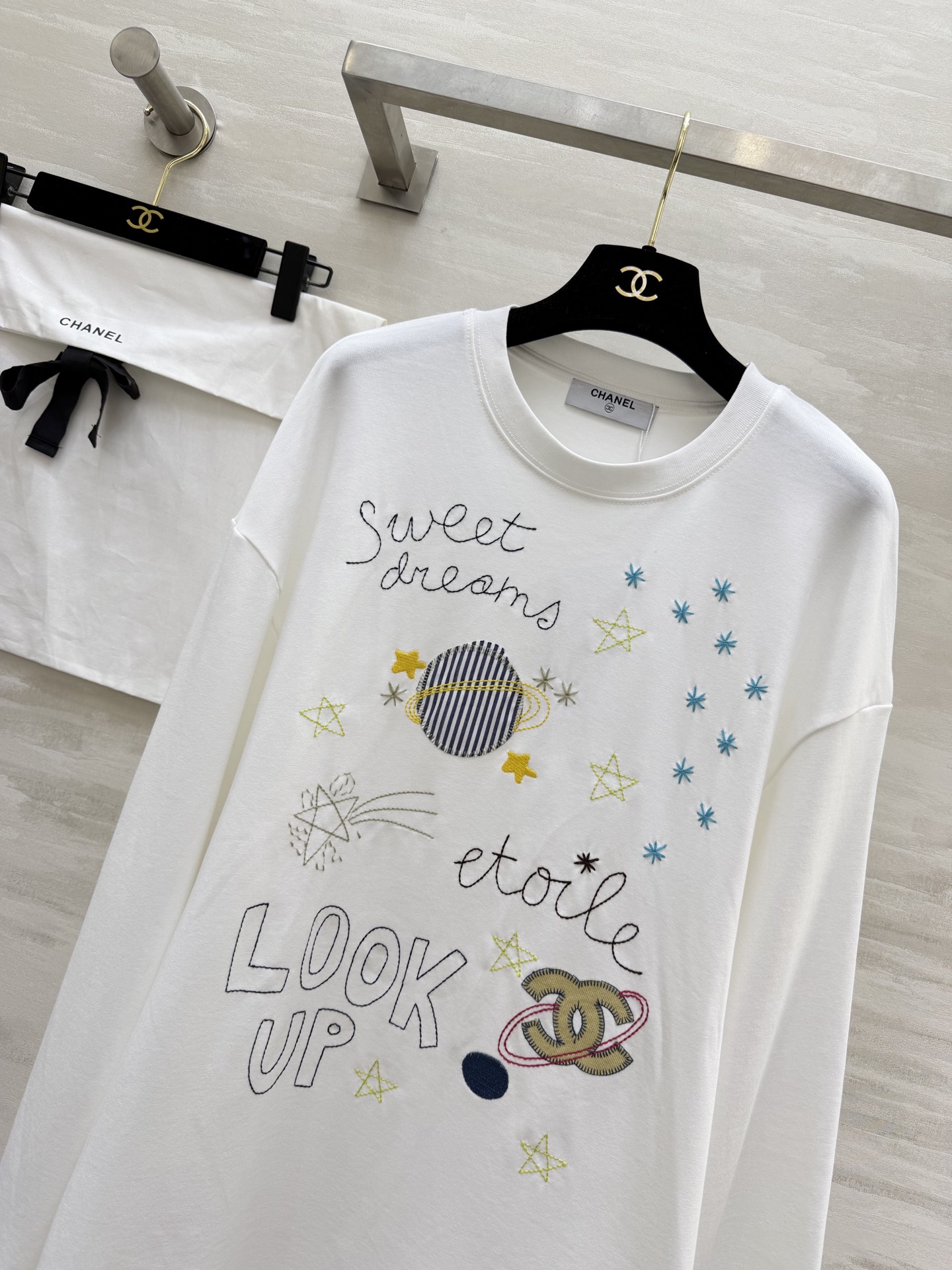 ✨ 把星空和温柔穿在身上#Chane♡²⁶星空刺绣长袖Tee软fufu纯棉面料，贴肤又透气手绘感星球、星