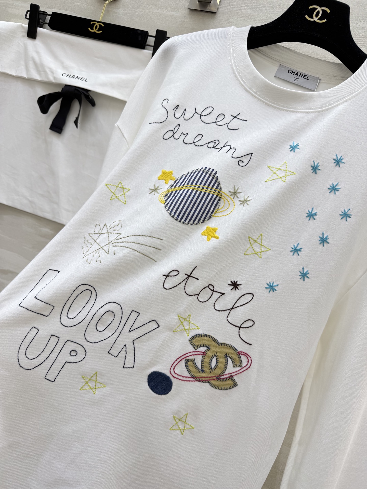 ✨ 把星空和温柔穿在身上#Chane♡²⁶星空刺绣长袖Tee软fufu纯棉面料，贴肤又透气手绘感星球、星