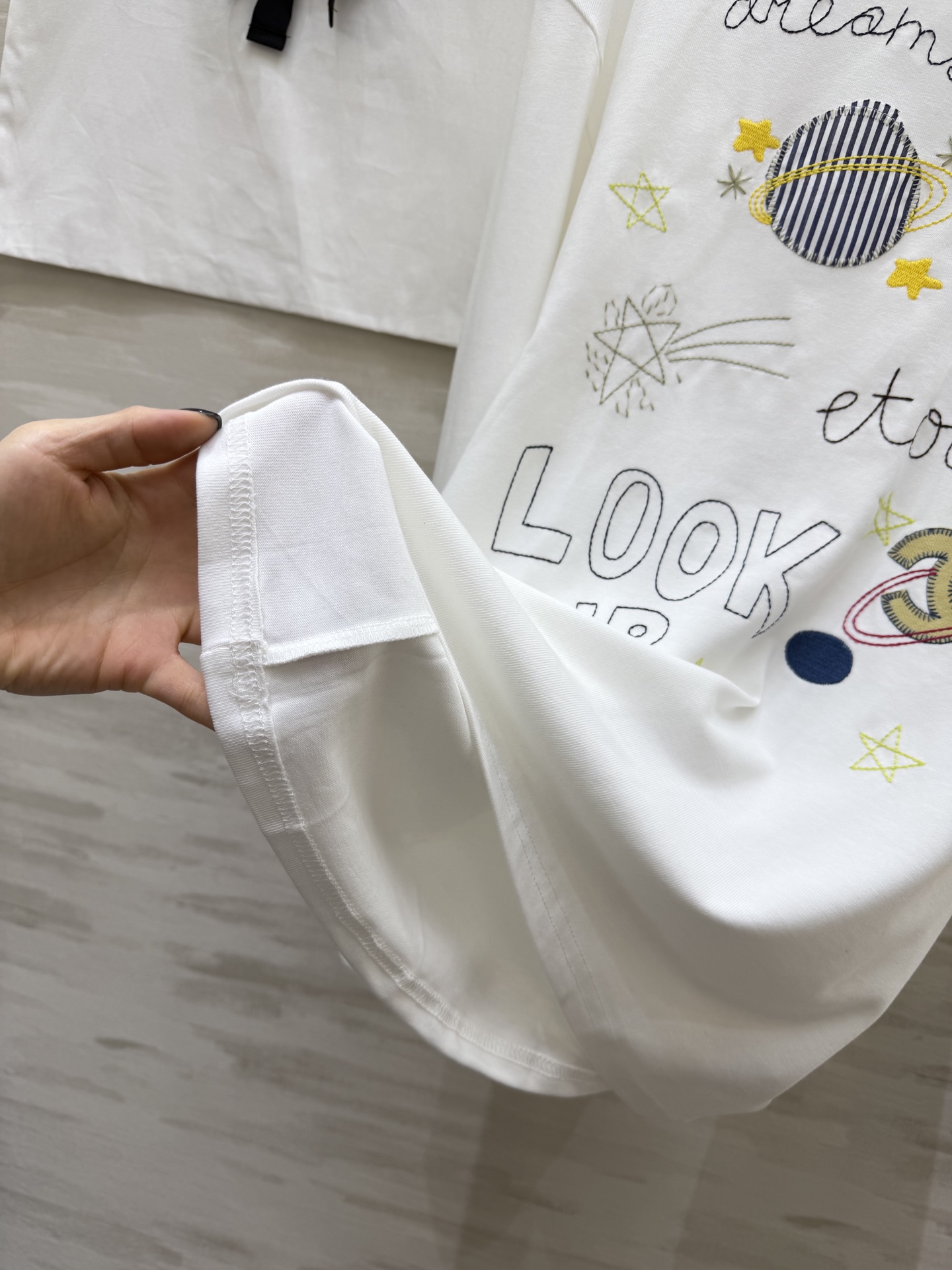 ✨ 把星空和温柔穿在身上#Chane♡²⁶星空刺绣长袖Tee软fufu纯棉面料，贴肤又透气手绘感星球、星