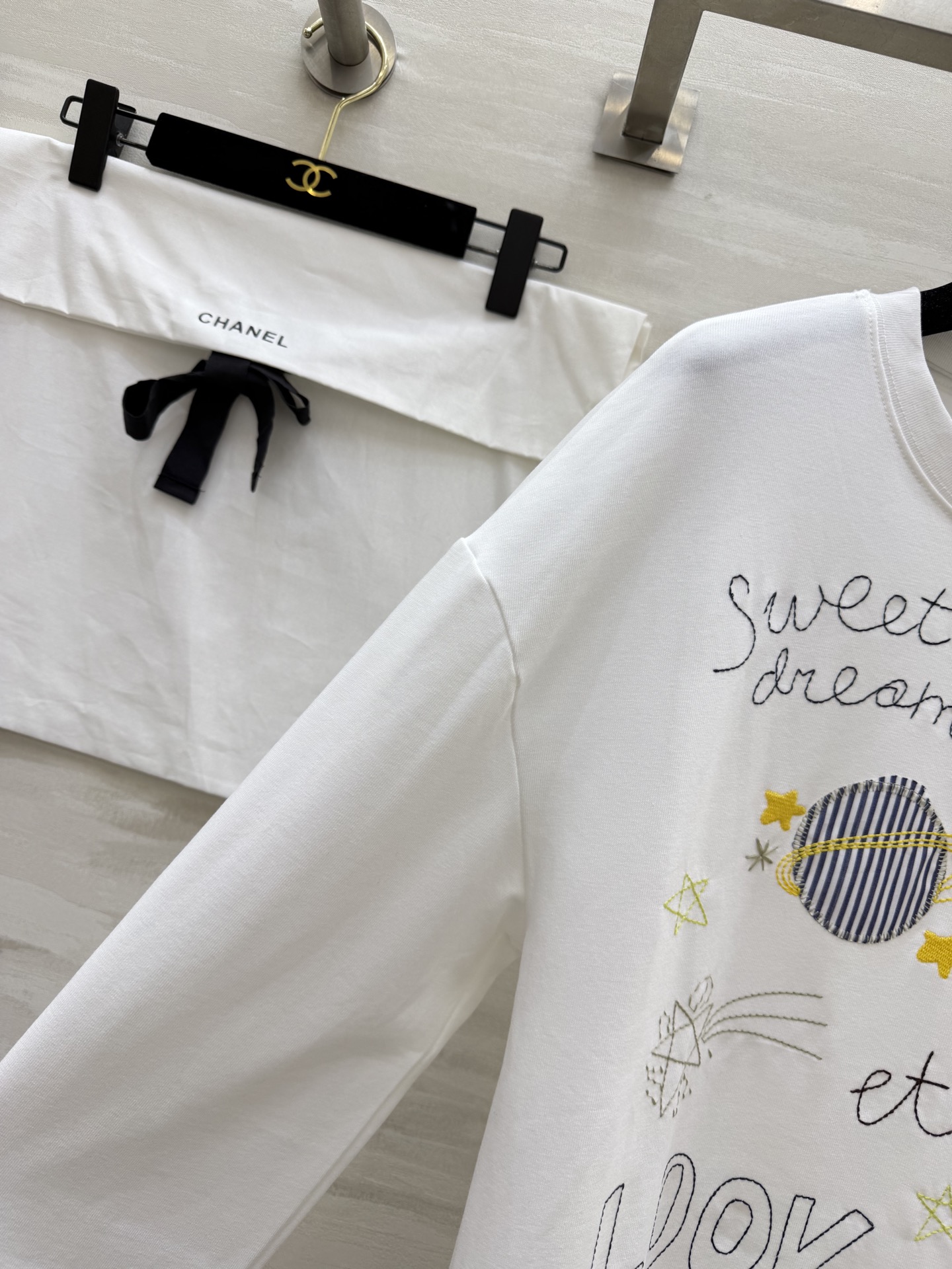 ✨ 把星空和温柔穿在身上#Chane♡²⁶星空刺绣长袖Tee软fufu纯棉面料，贴肤又透气手绘感星球、星