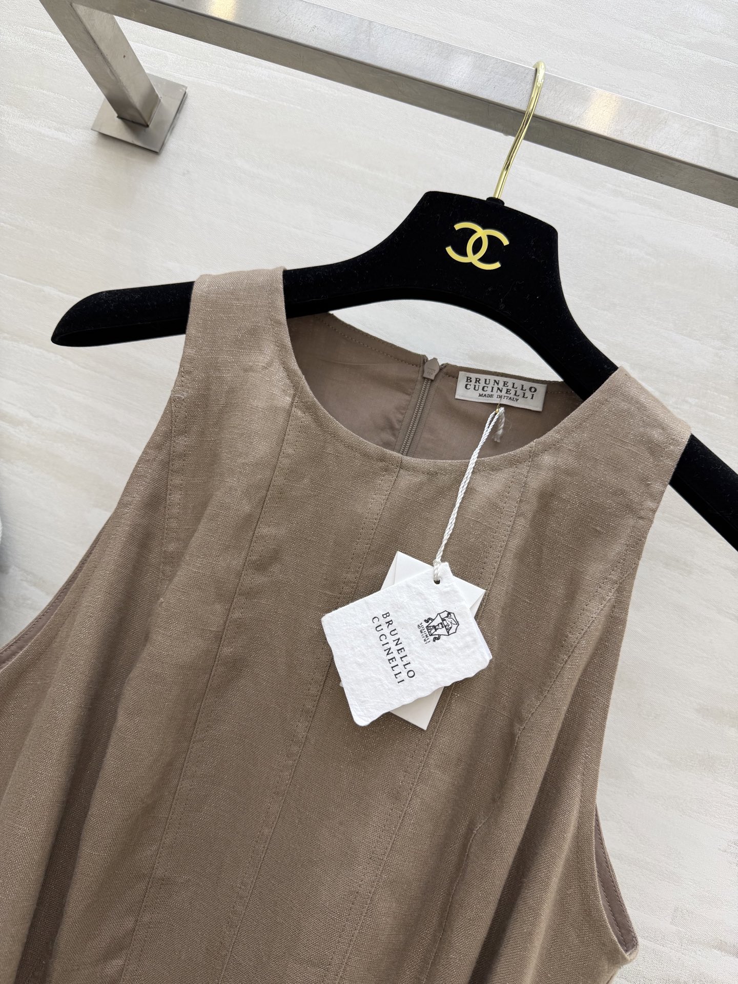 Brunello Cucinell♡²⁶ 无袖亚麻连衣裙 自带呼吸感的亚麻面料 透气又垂坠 圆领+无袖设