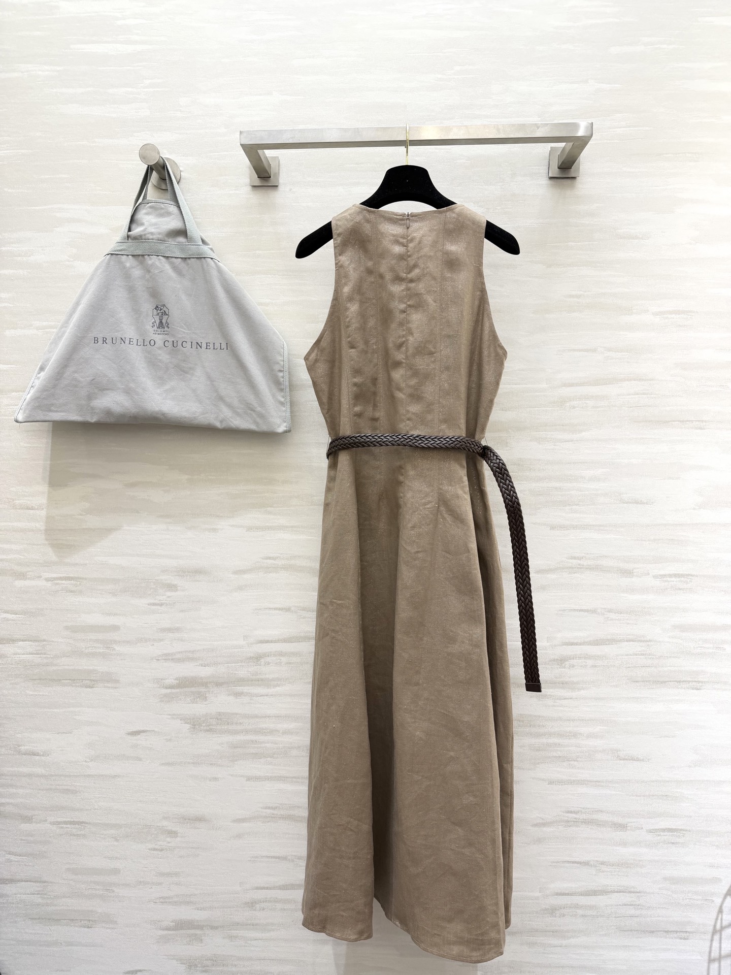 Brunello Cucinell♡²⁶ 无袖亚麻连衣裙 自带呼吸感的亚麻面料 透气又垂坠 圆领+无袖设