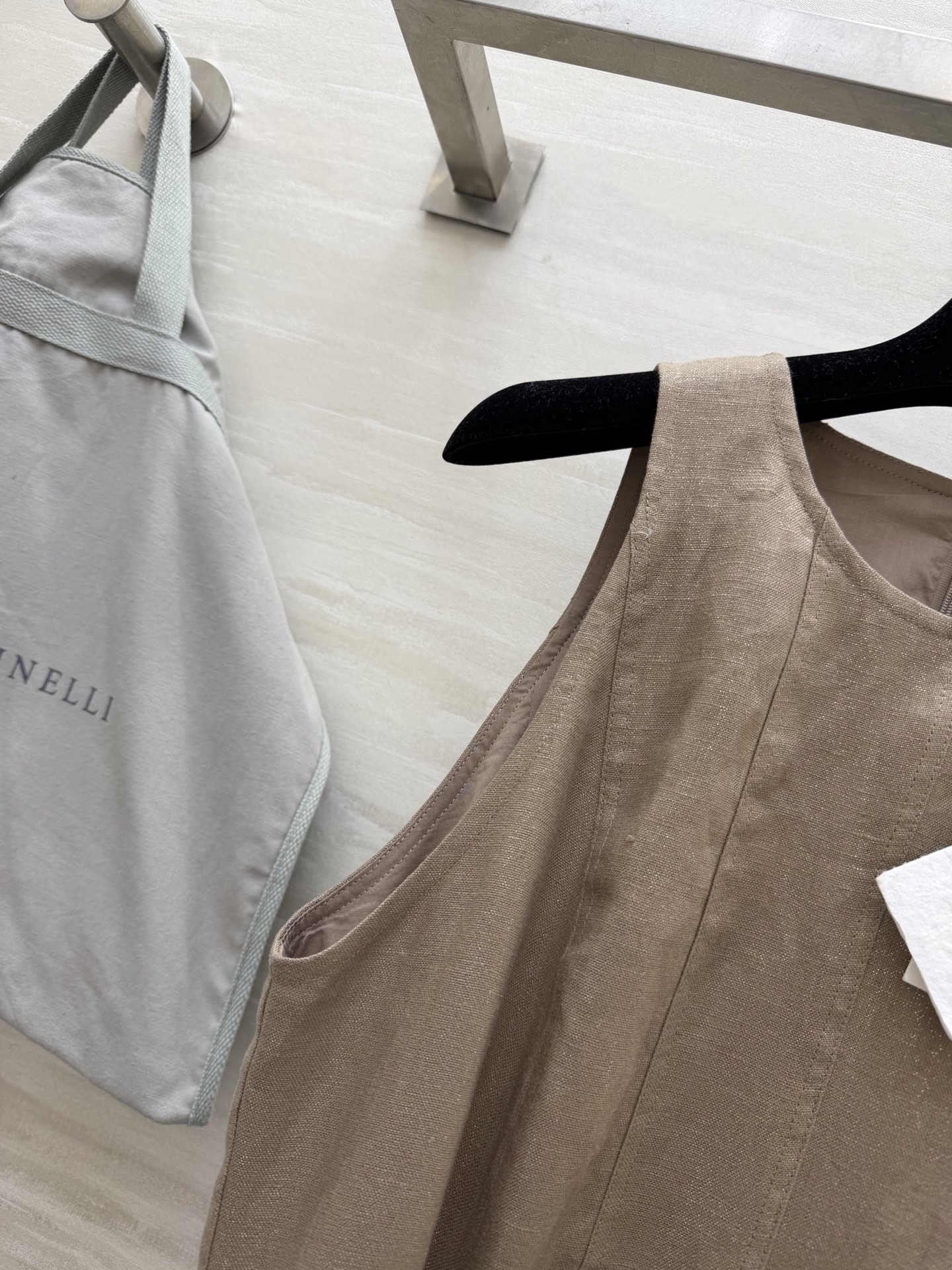 Brunello Cucinell♡²⁶ 无袖亚麻连衣裙 自带呼吸感的亚麻面料 透气又垂坠 圆领+无袖设