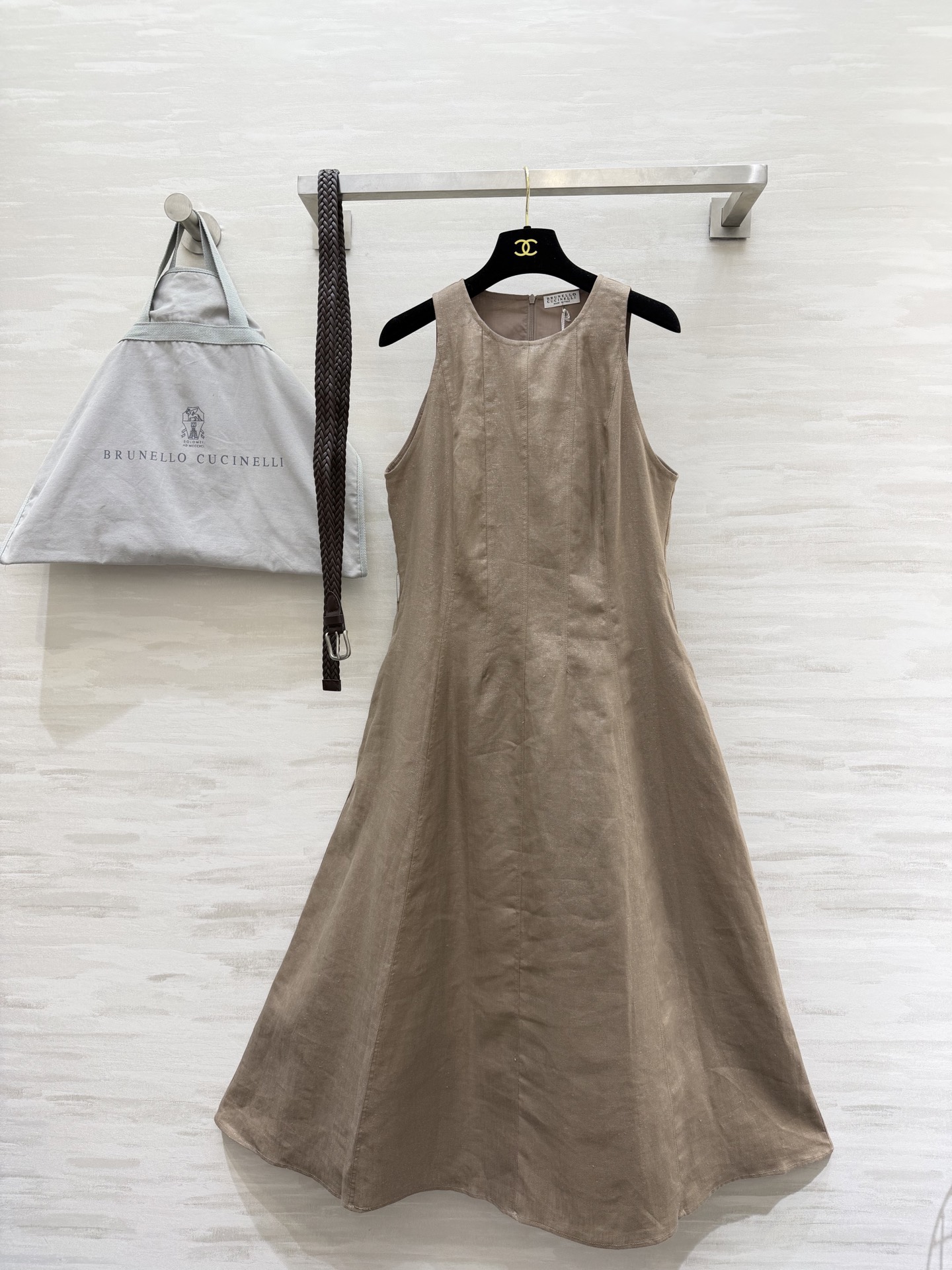 Brunello Cucinell♡²⁶ 无袖亚麻连衣裙 自带呼吸感的亚麻面料 透气又垂坠 圆领+无袖设