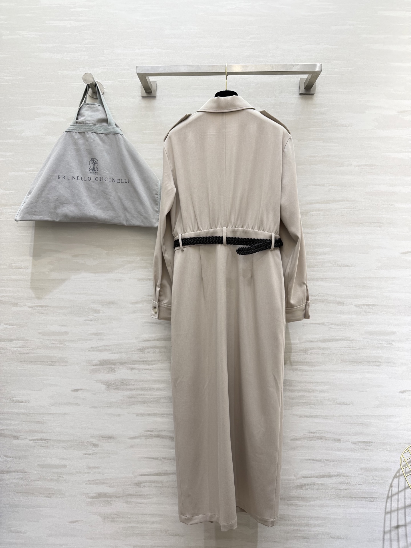 Brunello Cucinell♡²⁶春夏女装系列职场氛围感拉满 西装式连衣裙利落翻领+肩章设计，自带