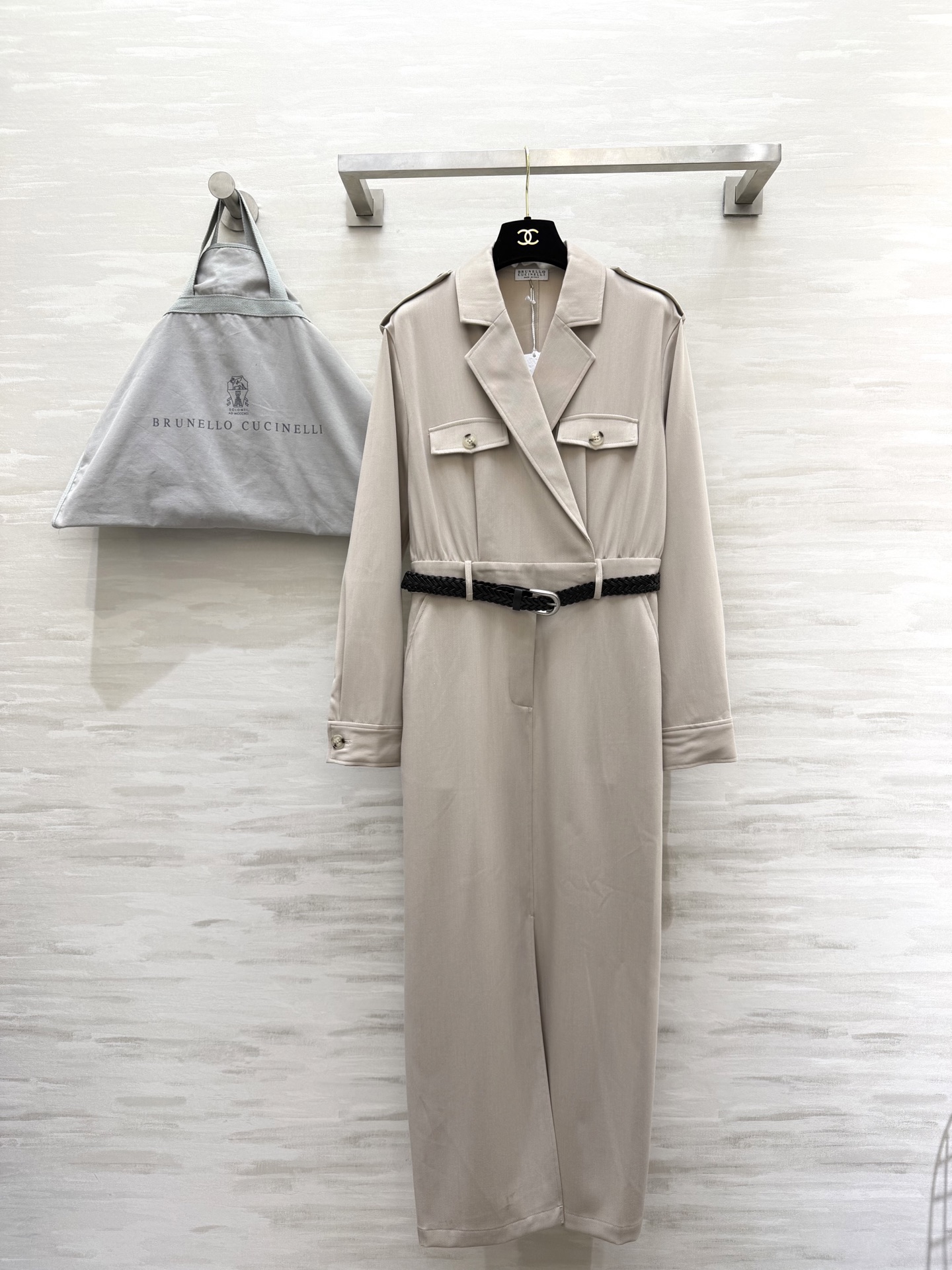 Brunello Cucinell♡²⁶春夏女装系列职场氛围感拉满 西装式连衣裙利落翻领+肩章设计，自带