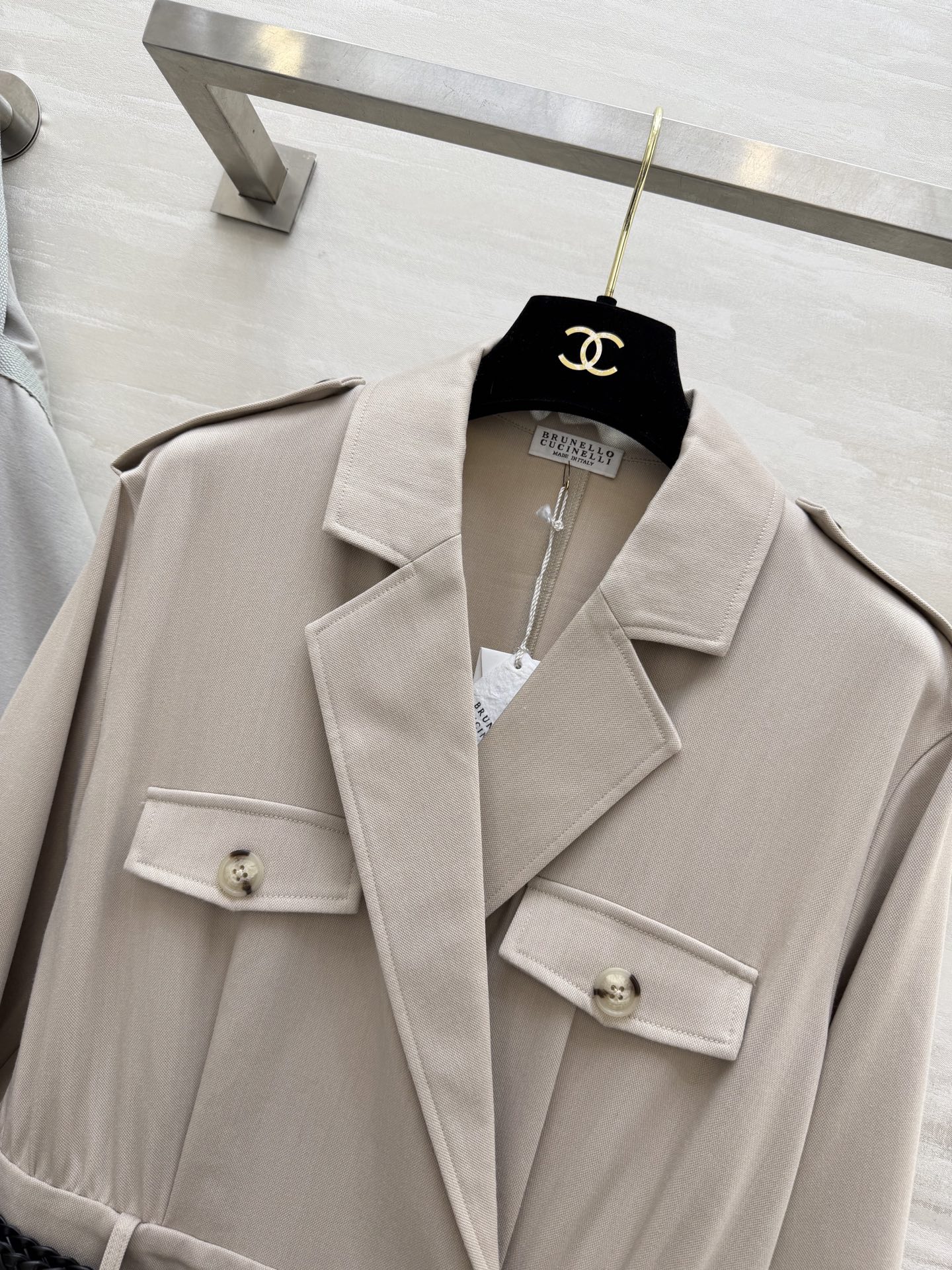 Brunello Cucinell♡²⁶春夏女装系列职场氛围感拉满 西装式连衣裙利落翻领+肩章设计，自带