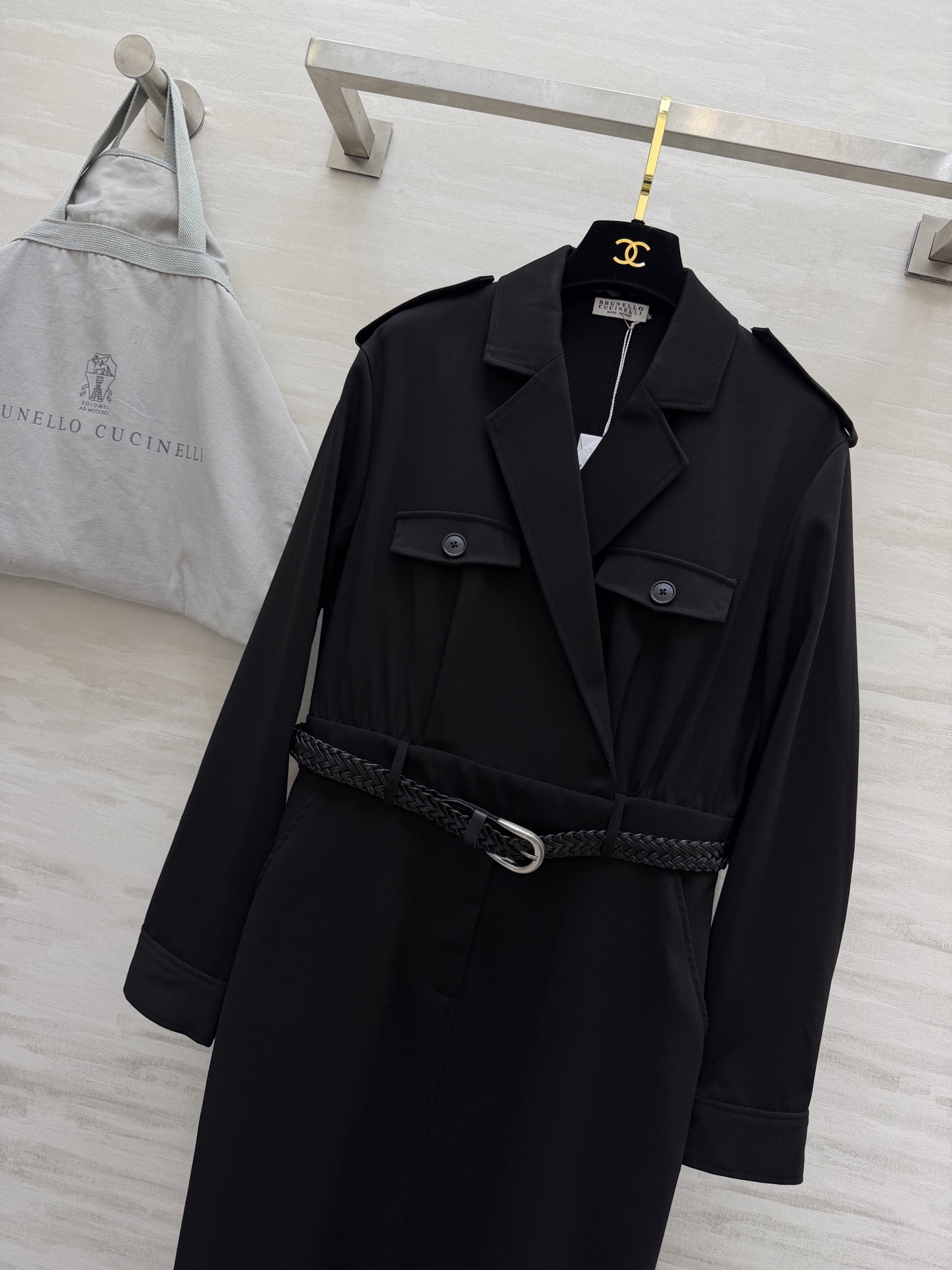 Brunello Cucinell♡²⁶春夏女装系列职场氛围感拉满 西装式连衣裙利落翻领+肩章设计，自带