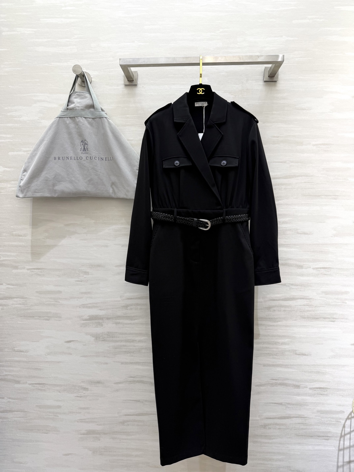 Brunello Cucinell♡²⁶春夏女装系列职场氛围感拉满 西装式连衣裙利落翻领+肩章设计，自带