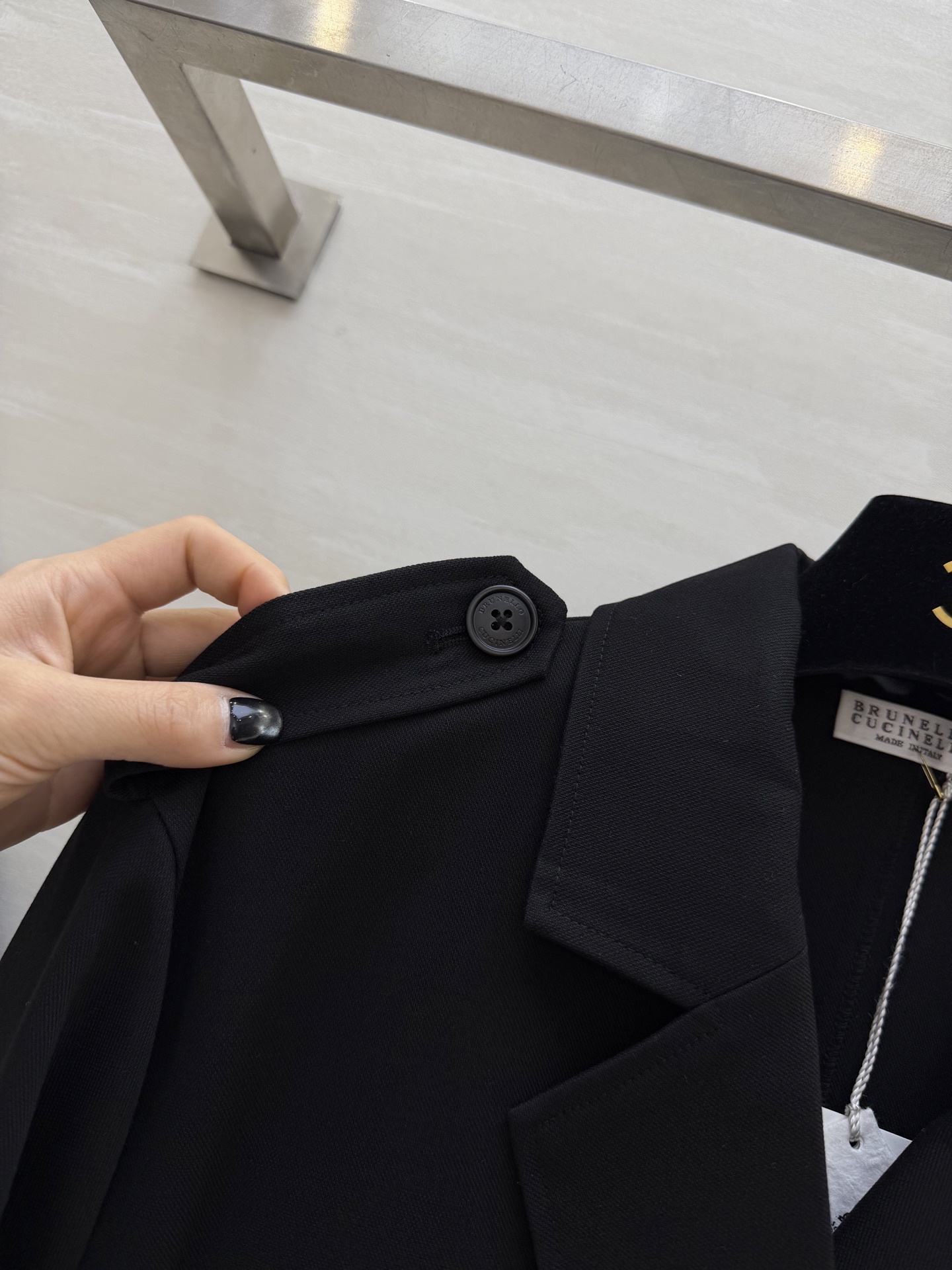 Brunello Cucinell♡²⁶春夏女装系列职场氛围感拉满 西装式连衣裙利落翻领+肩章设计，自带