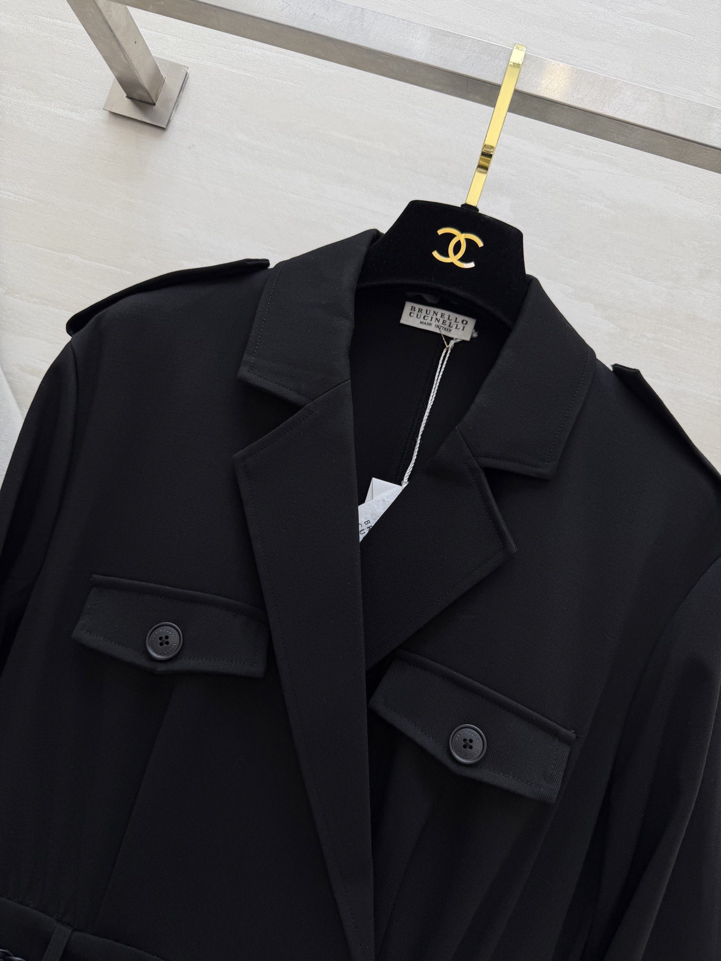 Brunello Cucinell♡²⁶春夏女装系列职场氛围感拉满 西装式连衣裙利落翻领+肩章设计，自带